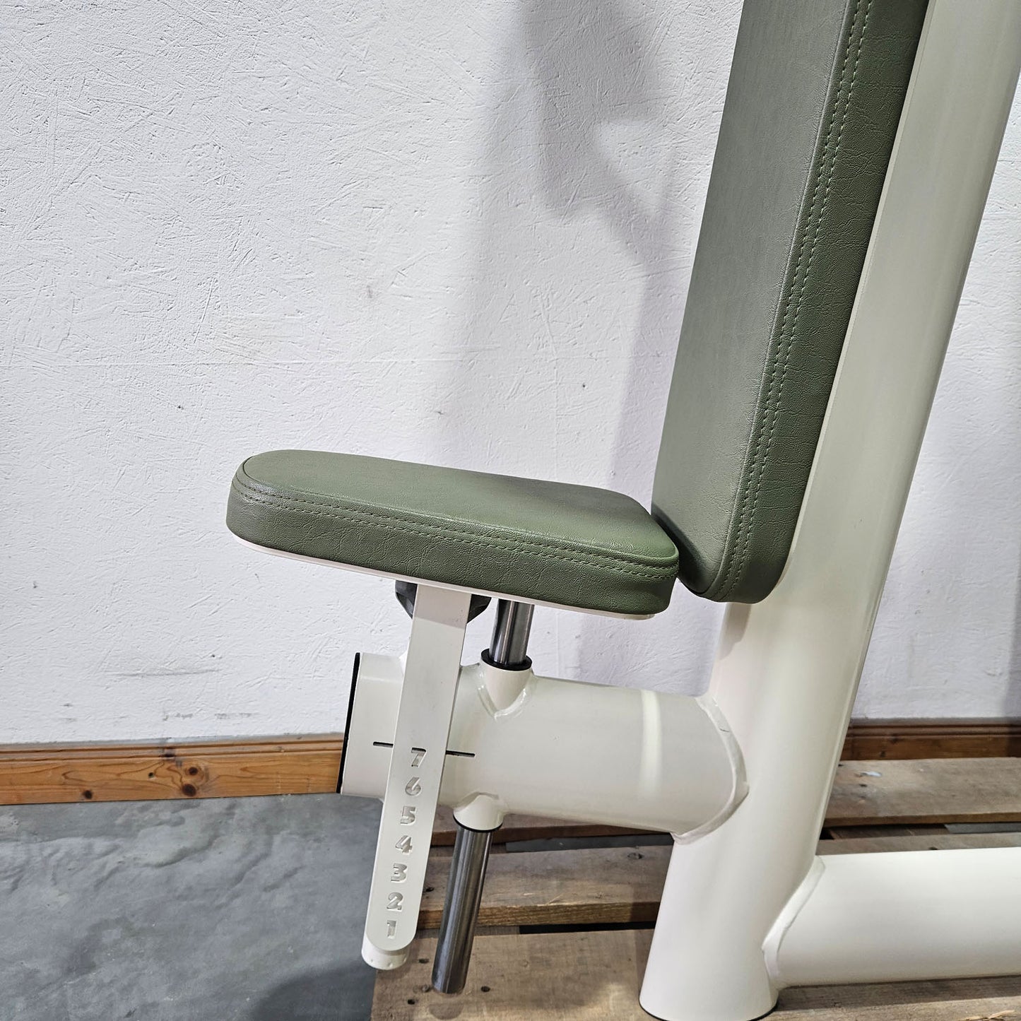 Gym80 3022 Butterfly, Sygnum, chest stabilizer, color white, used - refurbished condition