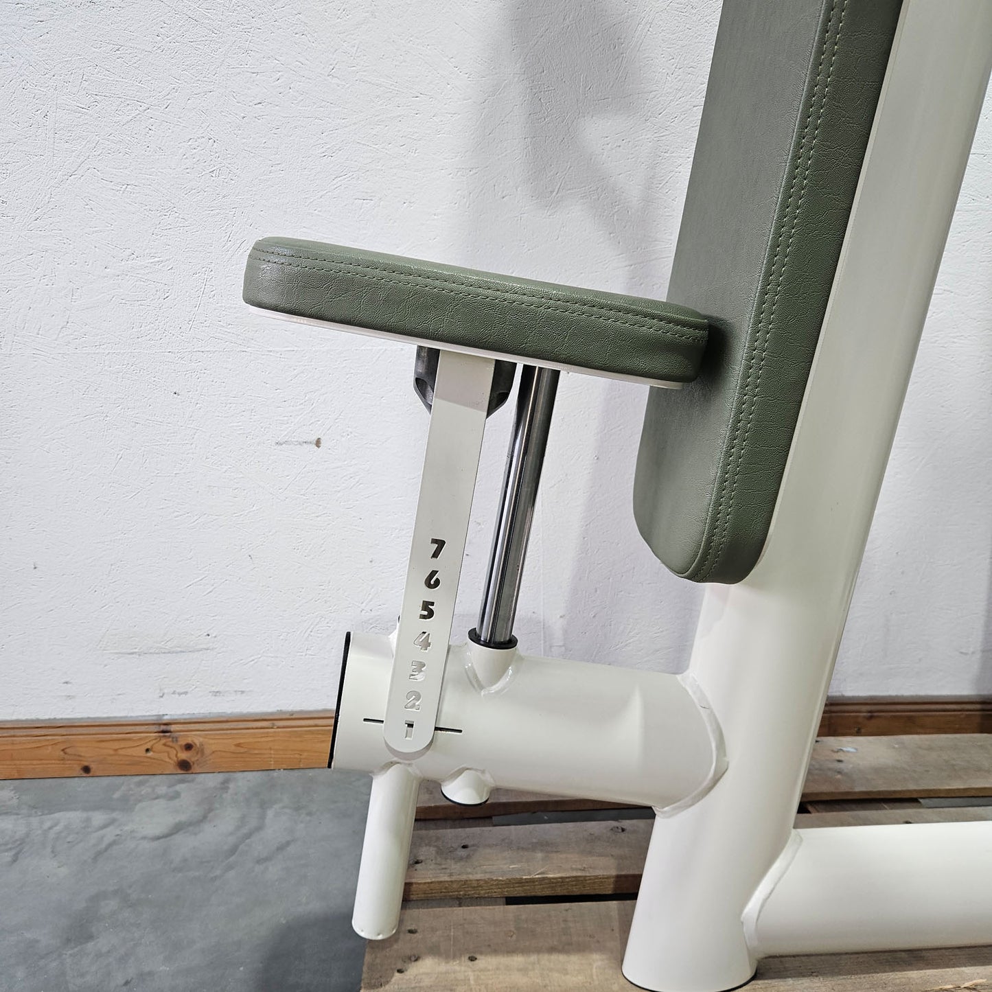 Gym80 3022 Butterfly, Sygnum, chest stabilizer, color white, used - refurbished condition