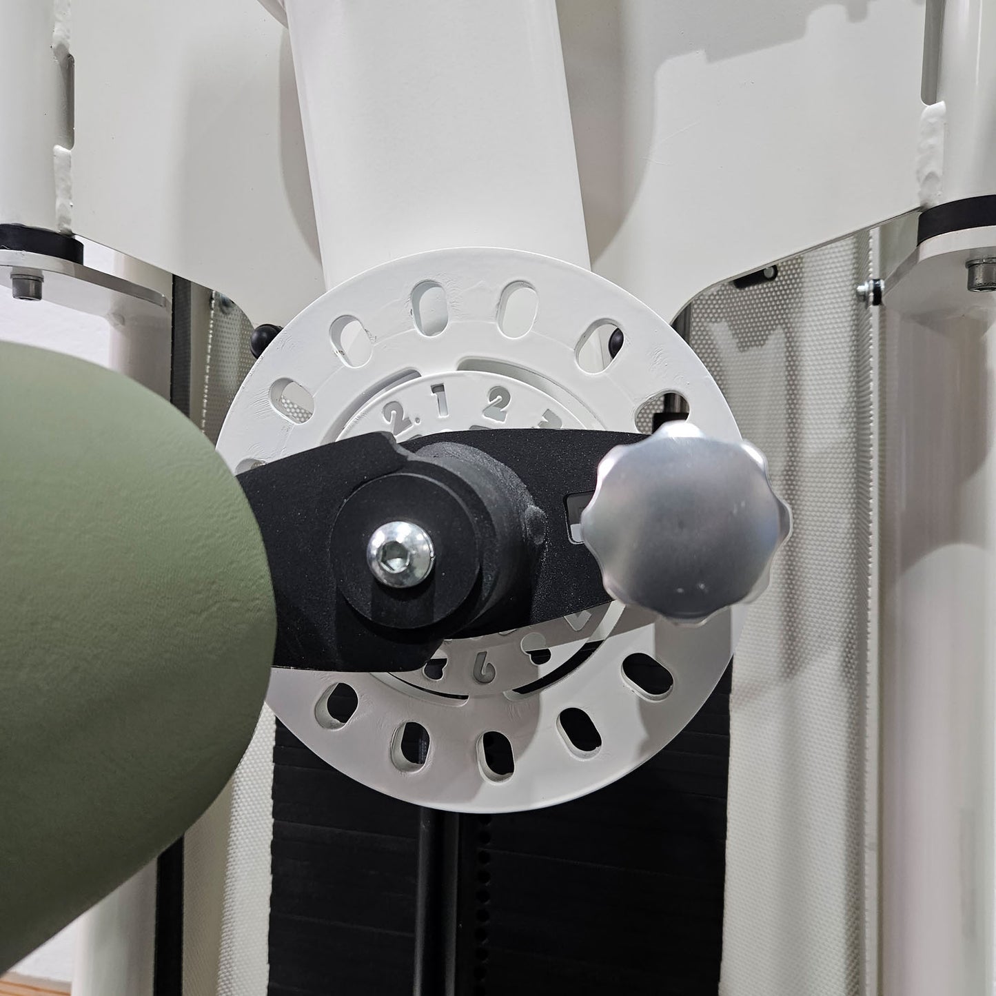 Gym80 Med80 3256 Multi Hip, Total Hip Kickmaschine, Hüftpendel, Farbe Weiß, gebraucht - überholter Zustand