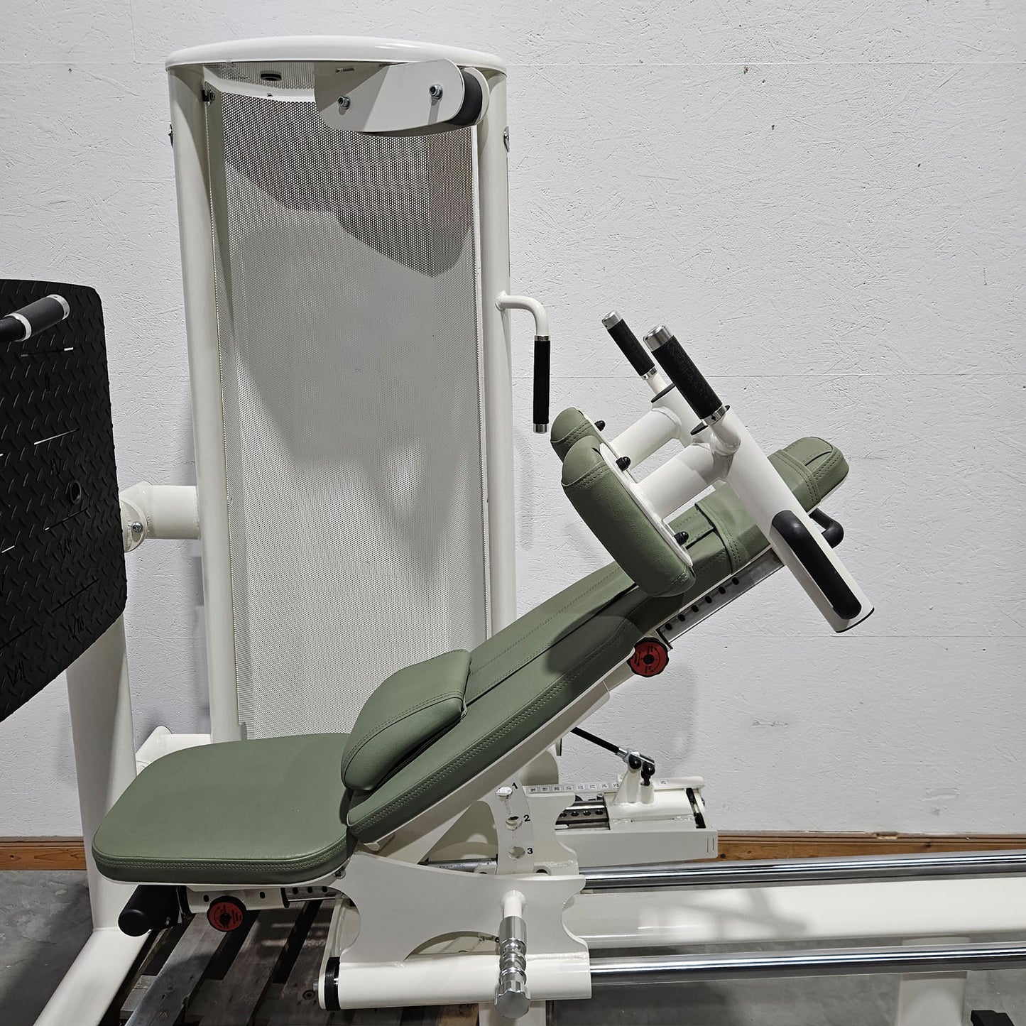 Gym80 Med80 3283 Funktionsstemme sitzend - liegend, Beinpresse verstellbar, Farbe Weiß, gebraucht - überholter Zustand