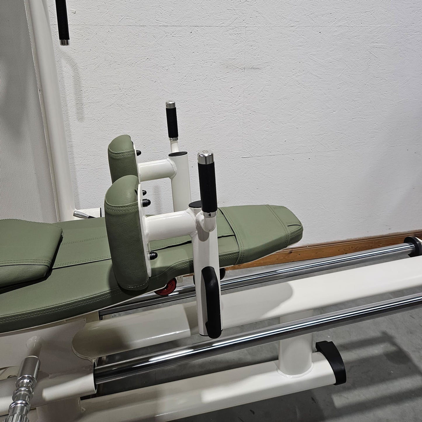 Gym80 Med80 3283 Funktionsstemme sitzend - liegend, Beinpresse verstellbar, Farbe Weiß, gebraucht - überholter Zustand