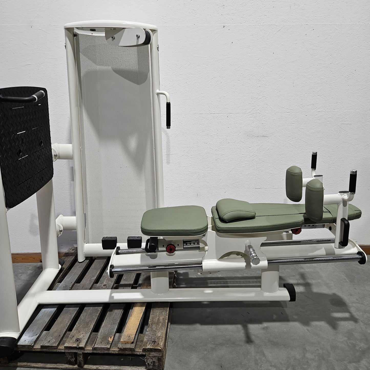 Gym80 Med80 3283 Funktionsstemme sitzend - liegend, Beinpresse verstellbar, Farbe Weiß, gebraucht - überholter Zustand