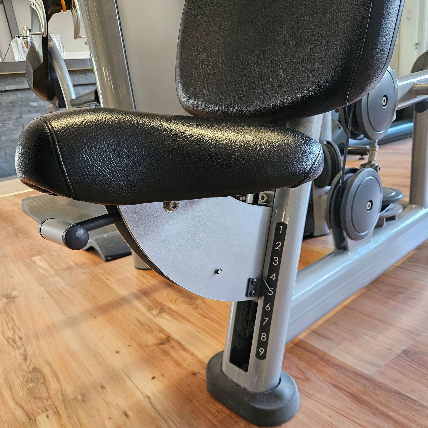 Life Fitness Shoulder Press, Overhead Press, Signature Series, Frame Color Silver, Used - Refurbished Condition