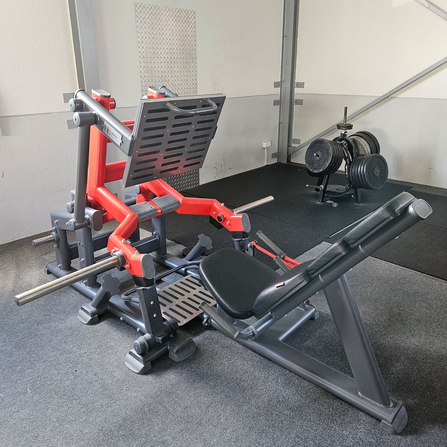 Master Sport Plate loaded Set, 10 Kraftgeräte, Farbe Schwarz und Rot, gebraucht - geprüfter Zustand