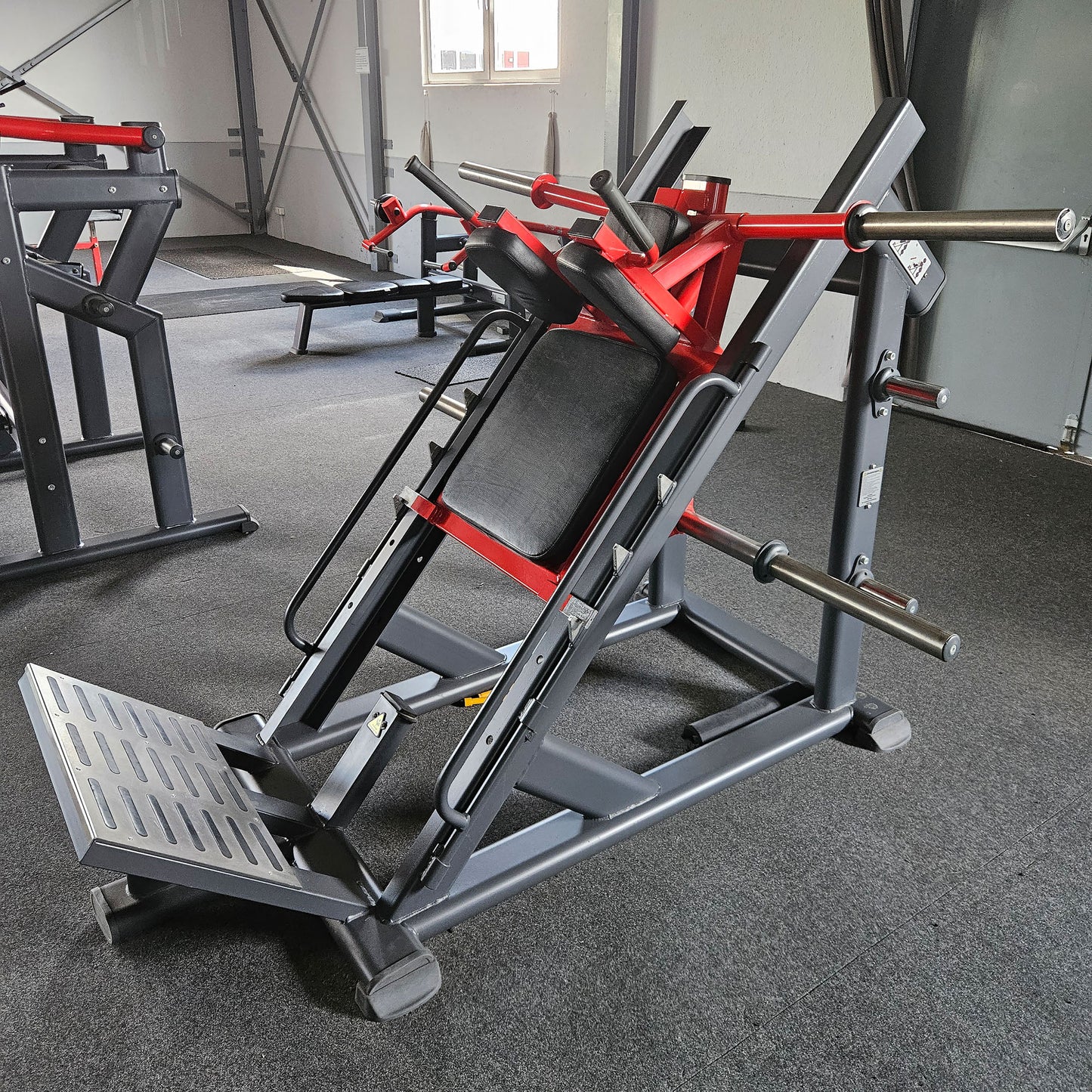 Master Sport Plate loaded Set, 10 Kraftgeräte, Farbe Schwarz und Rot, gebraucht - geprüfter Zustand