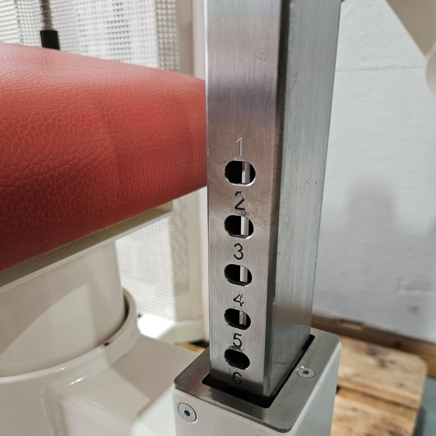 Dynamed Bauchmaschine und Rückenstrecker 2 in 1 Kombimaschine - Bauchmuskeltraining und Hyperextension, Abs and Lower Back, Stolzenberg, Rahmen Weiß, gebraucht - überholter Zustand