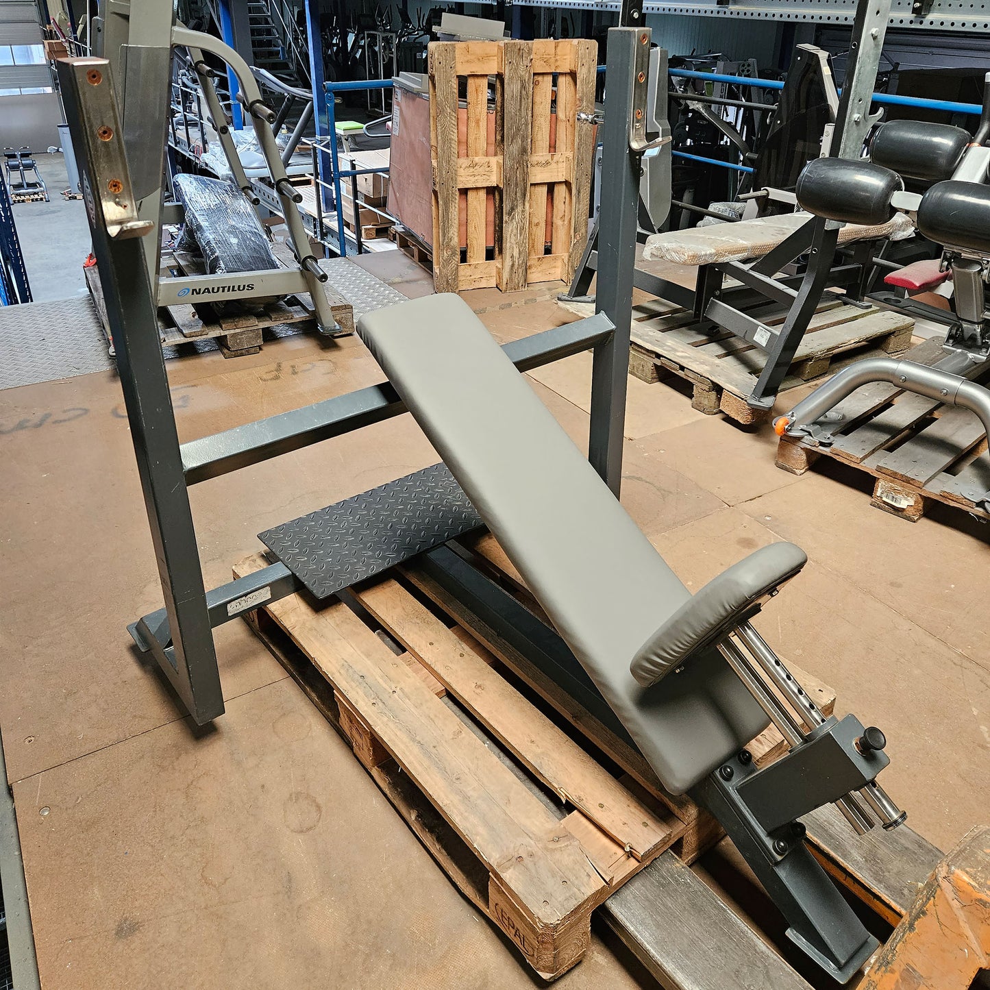 HBP Olympia Schrägdrückerbank, Olympic Incline Bench, Drückbank Schräg mit Ablagen für Bankdrücken, Rahmebfarbe Anthrazit, gebraucht mit Gebrauchsspuren