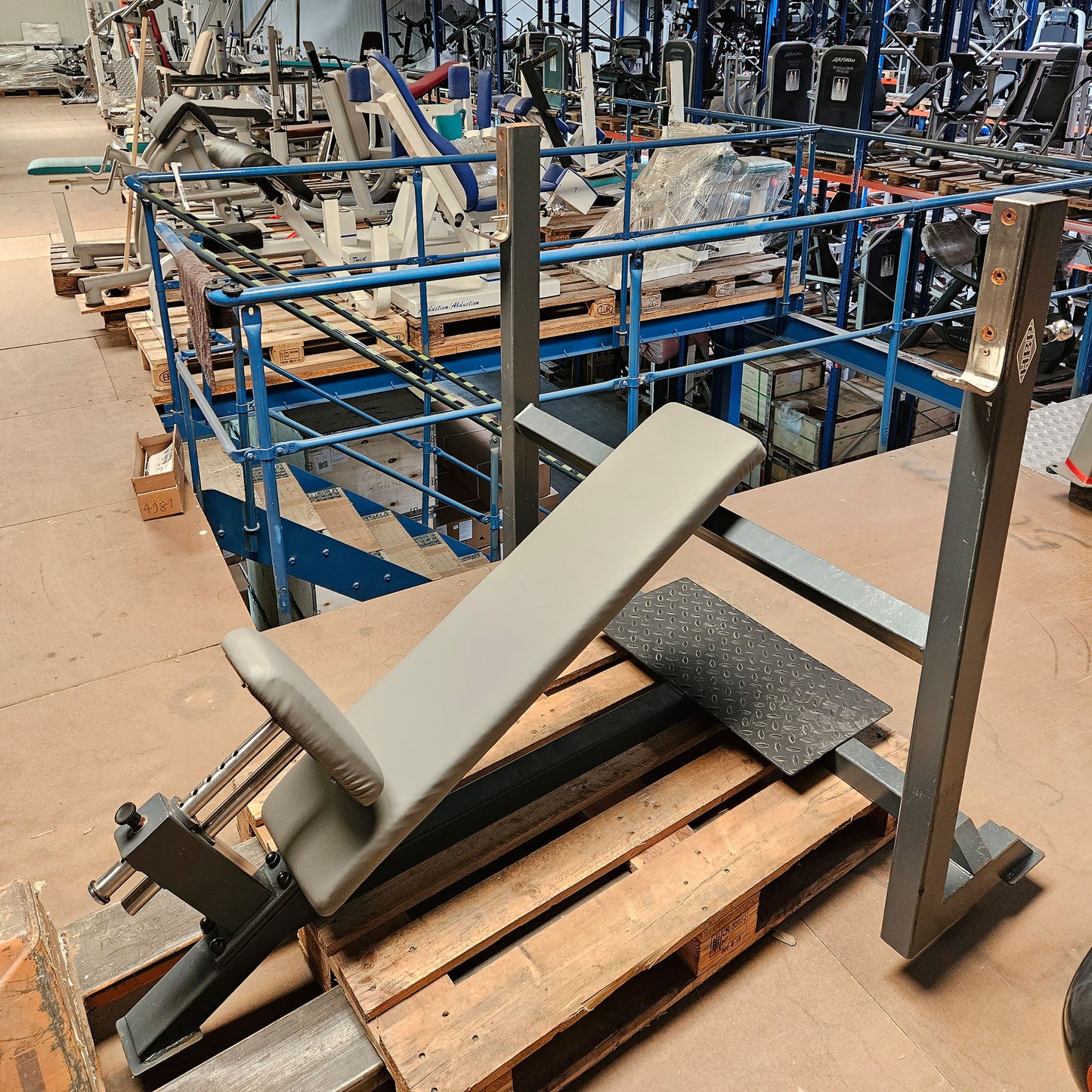 HBP Olympia Schrägdrückerbank, Olympic Incline Bench, Drückbank Schräg mit Ablagen für Bankdrücken, Rahmebfarbe Anthrazit, gebraucht mit Gebrauchsspuren