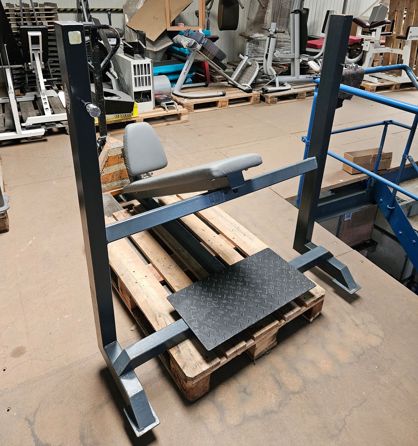 HBP Olympia Schrägdrückerbank, Olympic Incline Bench, Drückbank Schräg mit Ablagen für Bankdrücken, Rahmebfarbe Anthrazit, gebraucht mit Gebrauchsspuren