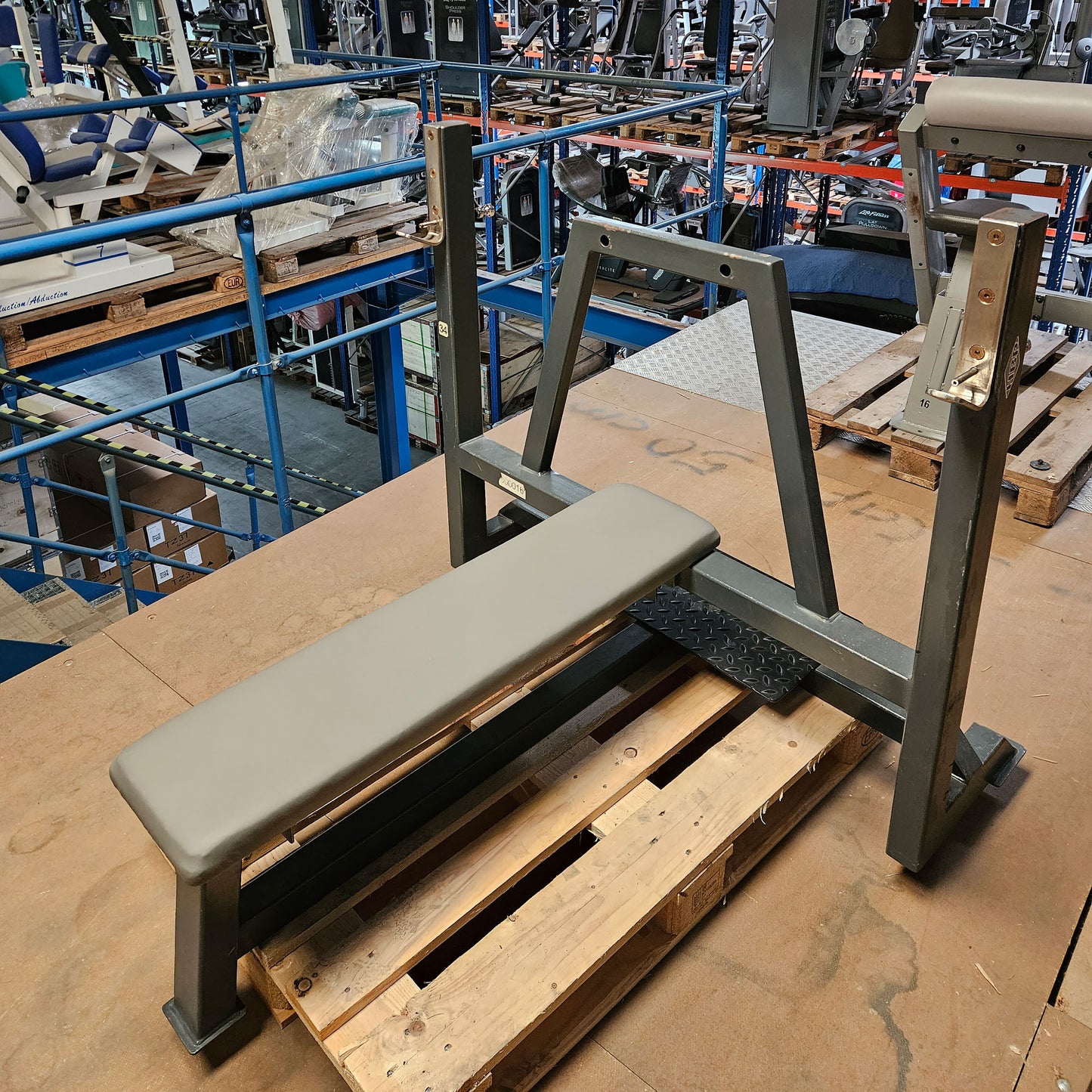 HBP Olympia Flachdrückerbank, Olympic Flat Bench, Bankdrückbank Flach mit Ablagen für Bankdrücken, Rahmebfarbe Anthrazit, gebraucht mit Gebrauchsspuren
