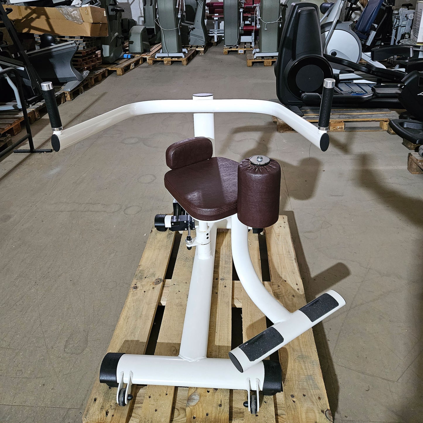Gym80 Hydraulischer-Zirkel, Circular Serie, 7 Kraftgeräte, MPG, Farbe Weiß, Polster Braun, gebraucht - überholter Zustand