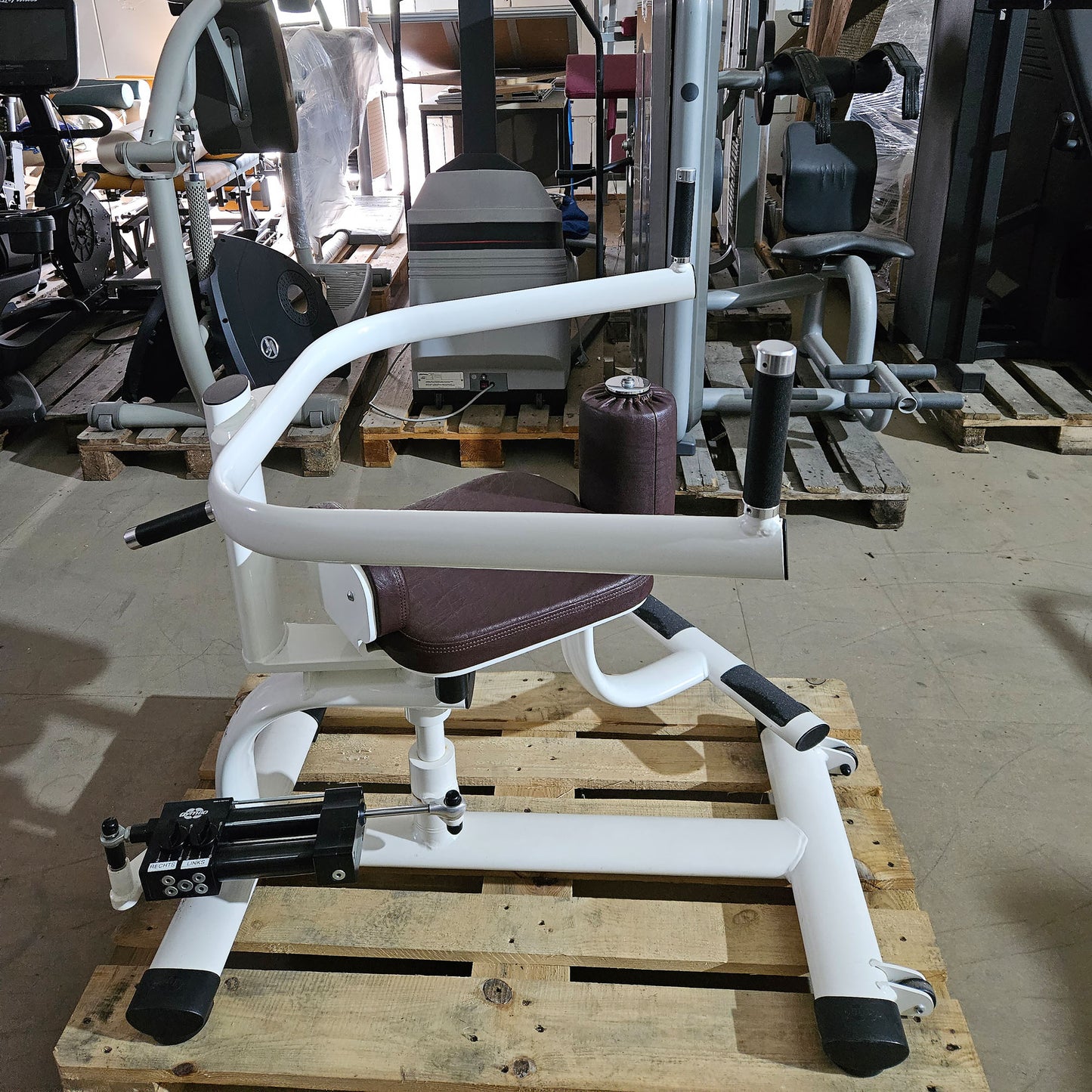 Gym80 Hydraulischer-Zirkel, Circular Serie, 7 Kraftgeräte, MPG, Farbe Weiß, Polster Braun, gebraucht - überholter Zustand