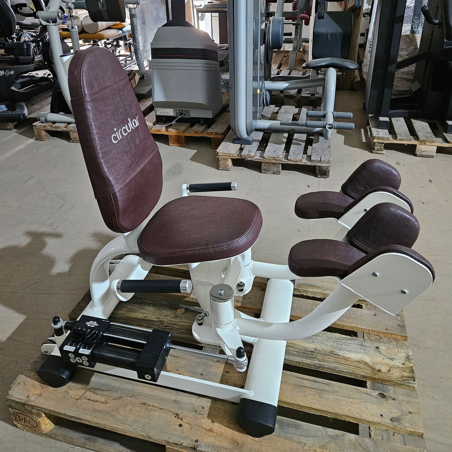 Gym80 Hydraulischer-Zirkel, Circular Serie, 7 Kraftgeräte, MPG, Farbe Weiß, Polster Braun, gebraucht - überholter Zustand