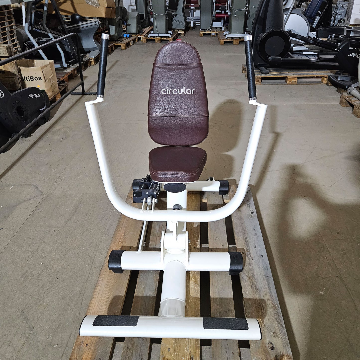 Gym80 Hydraulischer-Zirkel, Circular Serie, 7 Kraftgeräte, MPG, Farbe Weiß, Polster Braun, gebraucht - überholter Zustand