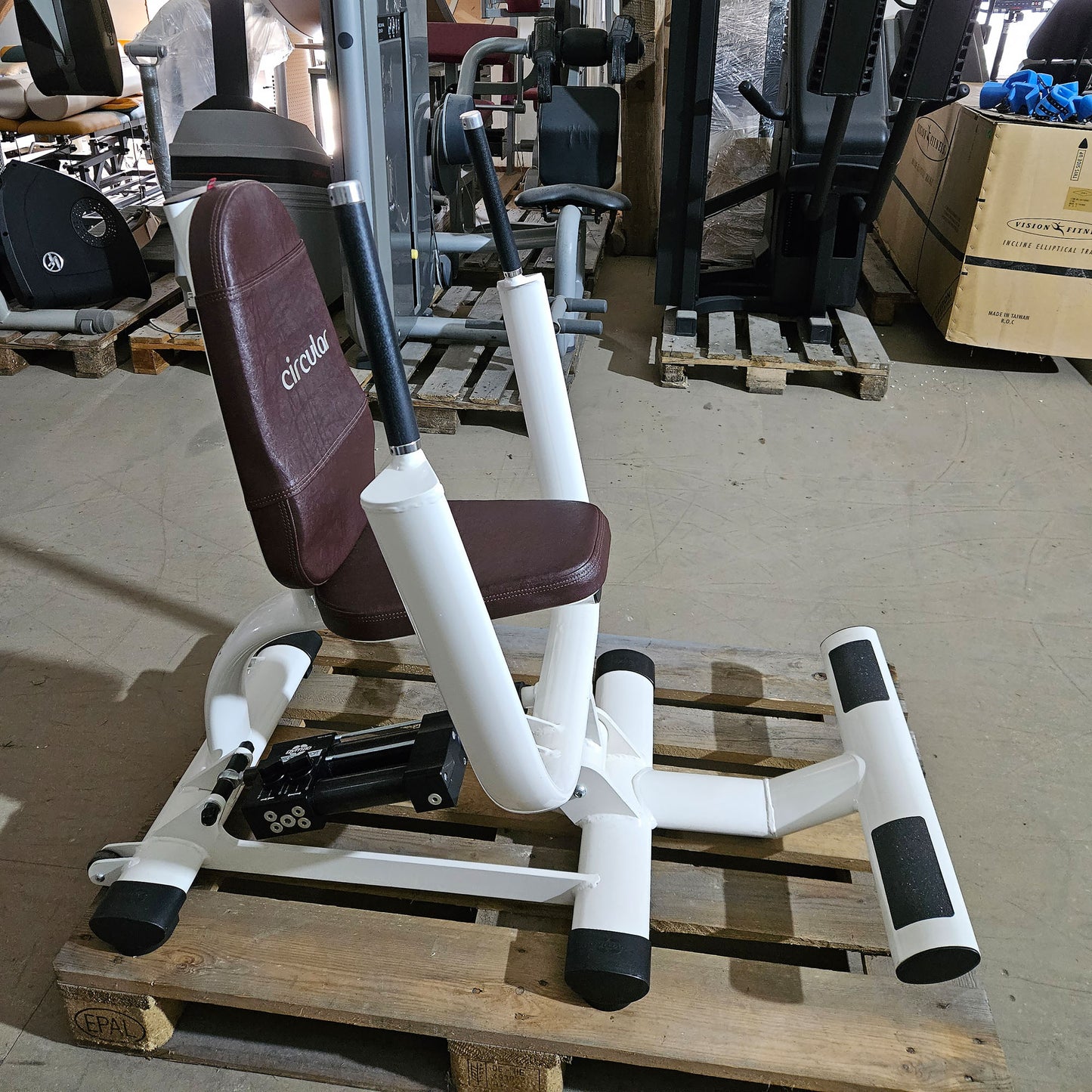 Gym80 Hydraulischer-Zirkel, Circular Serie, 7 Kraftgeräte, MPG, Farbe Weiß, Polster Braun, gebraucht - überholter Zustand