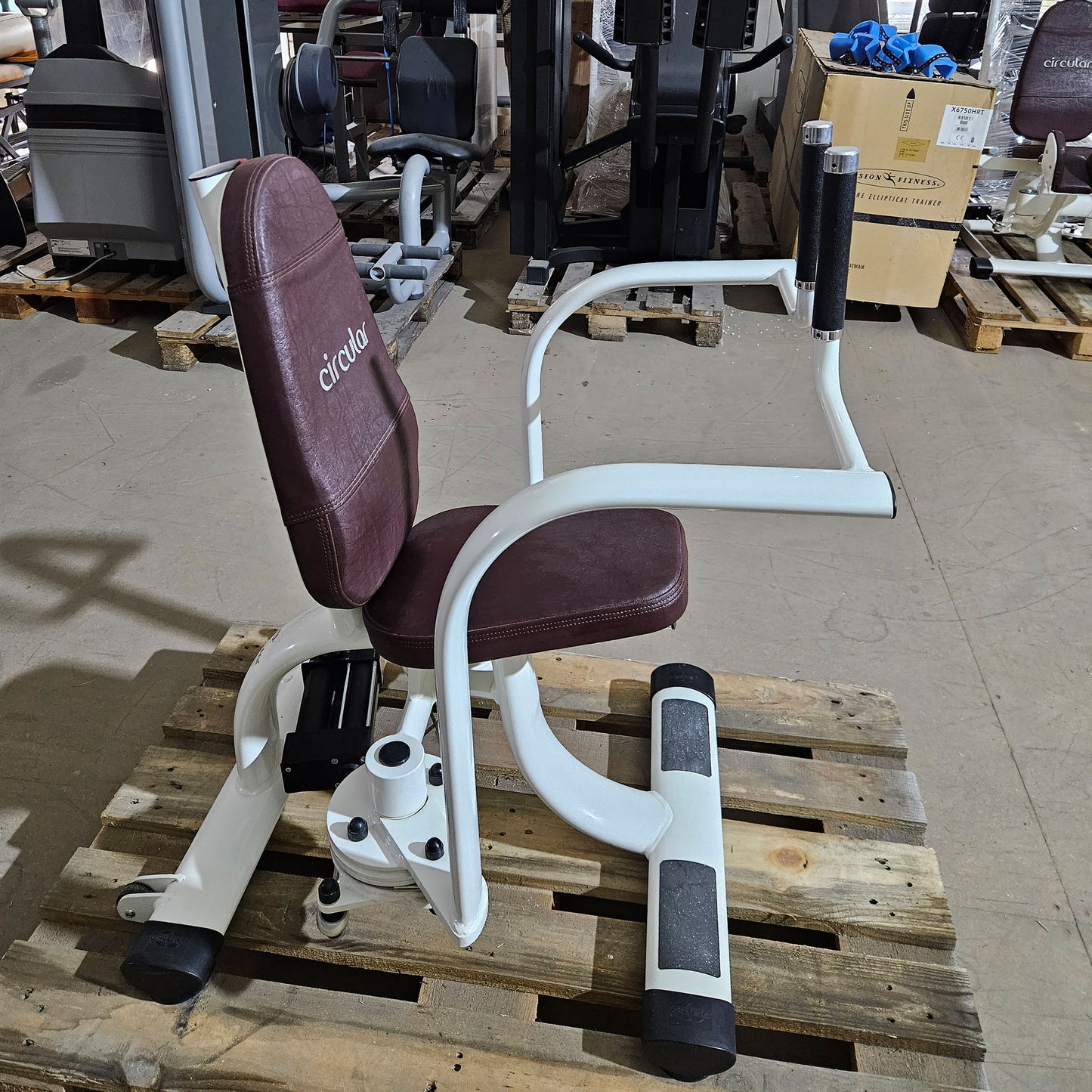 Gym80 Hydraulischer-Zirkel, Circular Serie, 7 Kraftgeräte, MPG, Farbe Weiß, Polster Braun, gebraucht - überholter Zustand