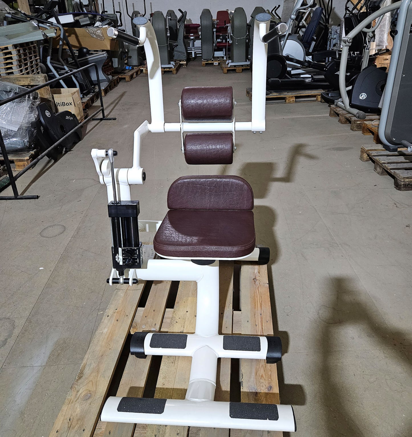 Gym80 Hydraulischer-Zirkel, Circular Serie, 7 Kraftgeräte, MPG, Farbe Weiß, Polster Braun, gebraucht - überholter Zustand