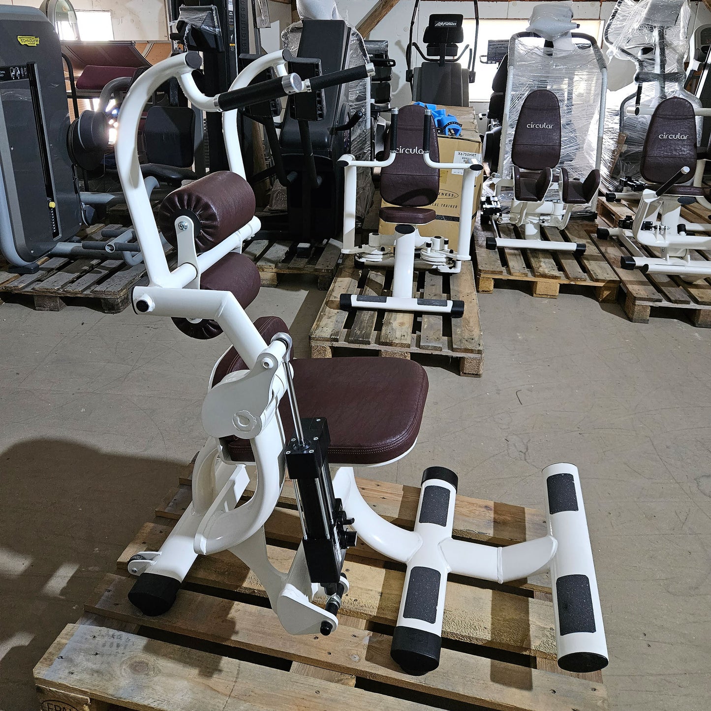 Gym80 Hydraulischer-Zirkel, Circular Serie, 7 Kraftgeräte, MPG, Farbe Weiß, Polster Braun, gebraucht - überholter Zustand
