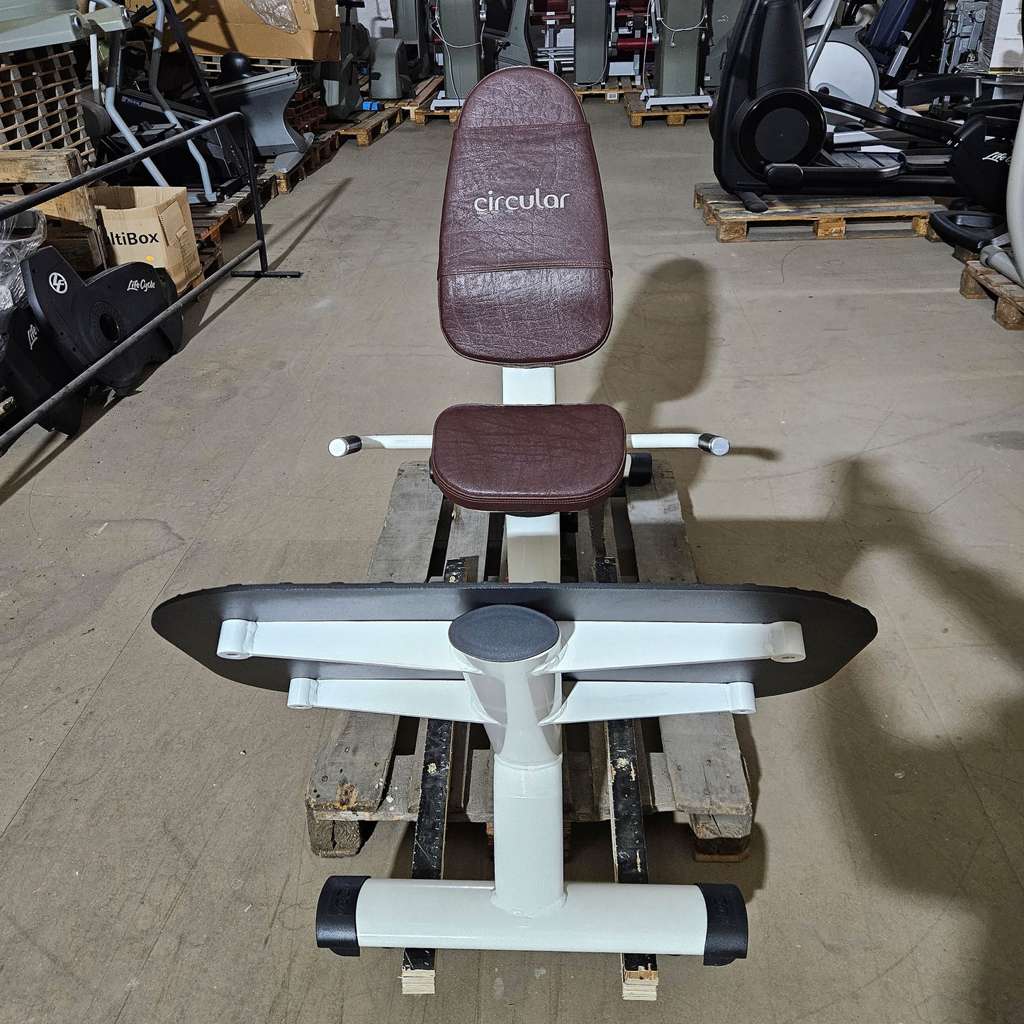 Gym80 Hydraulischer-Zirkel, Circular Serie, 7 Kraftgeräte, MPG, Farbe Weiß, Polster Braun, gebraucht - überholter Zustand