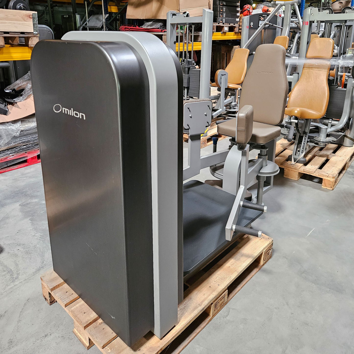 Milon Milcanic Adduktorenmaschine, Hip Adductor, Rahmenfarbe Silber, Verkleidung Anthrazit, gebraucht - gebraucht - überholter Zustand