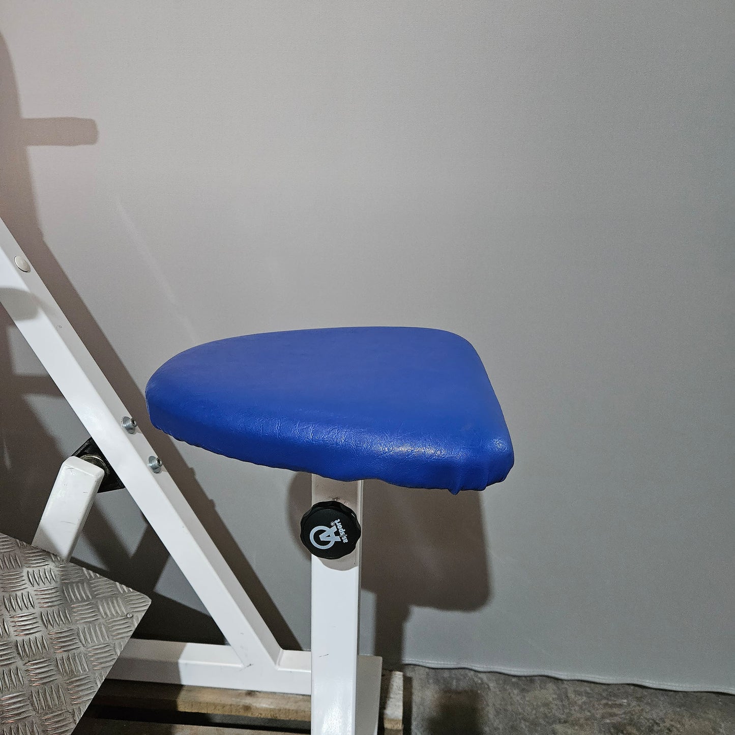 Proxomed Wadenmaschine sitzend durch Plantarflexion bzw Fuß Streckung, Farbe Weiß, gebraucht - geprüfter Zustand mit Gebrauchsspuren