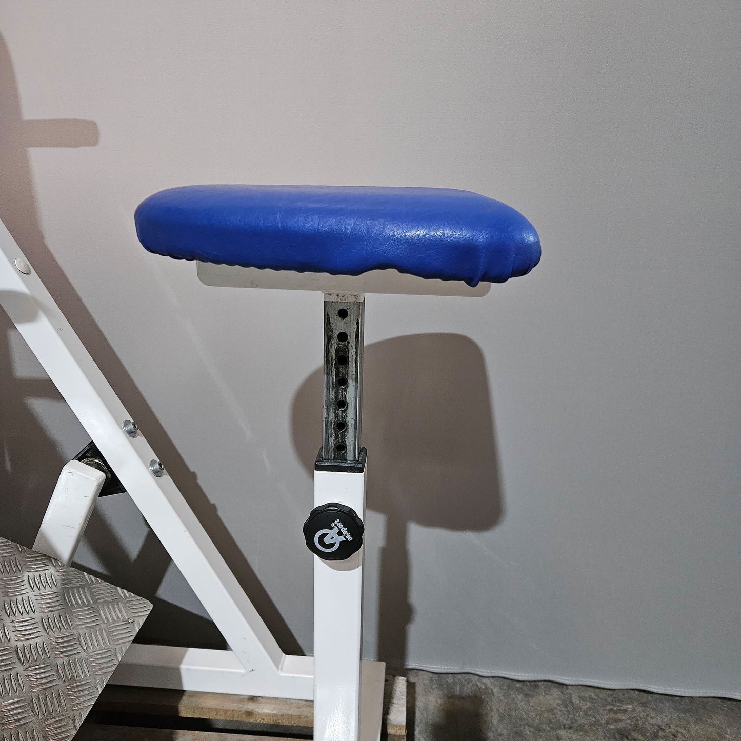 Proxomed Wadenmaschine sitzend durch Plantarflexion bzw Fuß Streckung, Farbe Weiß, gebraucht - geprüfter Zustand mit Gebrauchsspuren