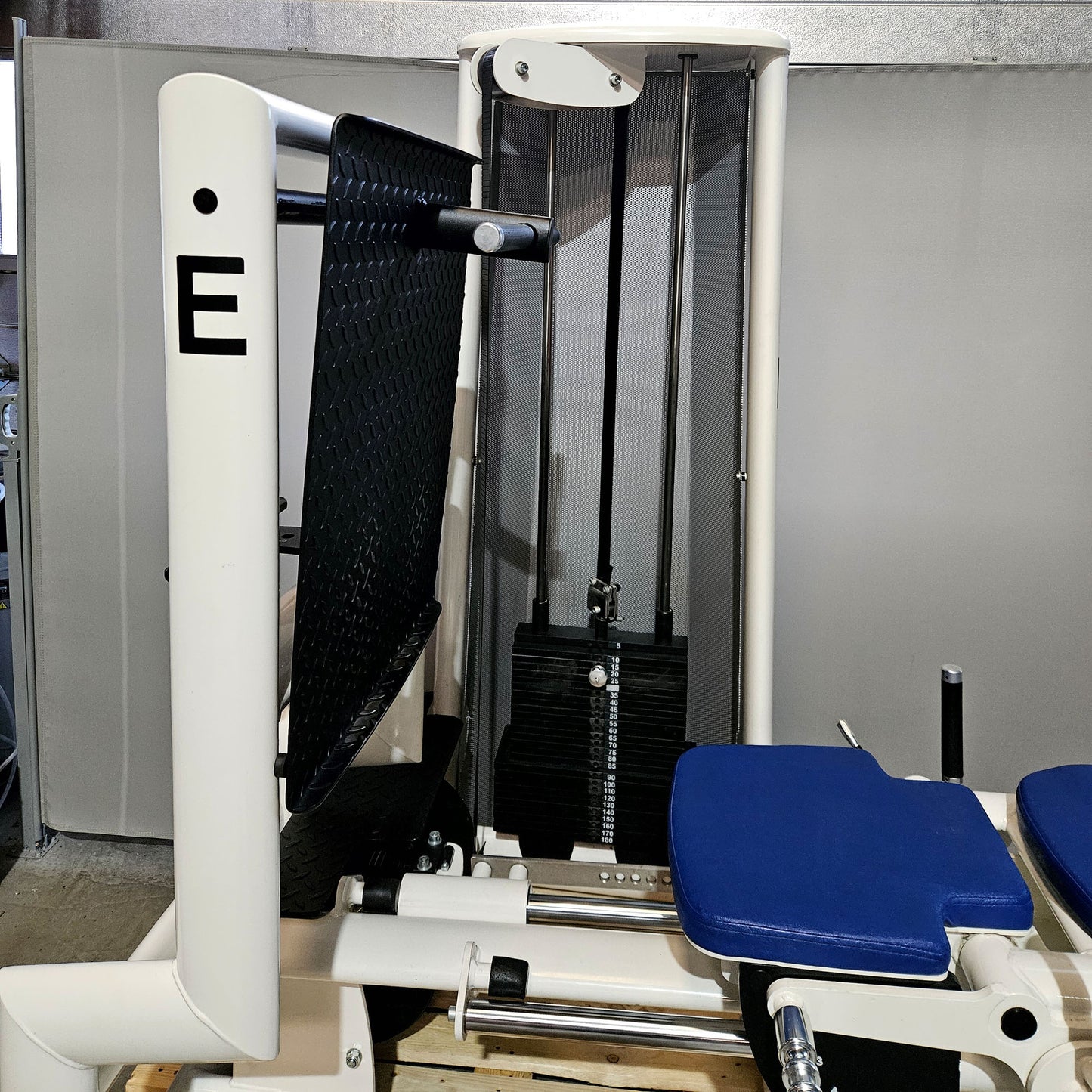 Gym80 Med80 3283 Funktionsstemme sitzend - liegend, 180kg Gewichtsblock, Beinpresse verstellbar, Farbe Weiß, gebraucht - überholter Zustand