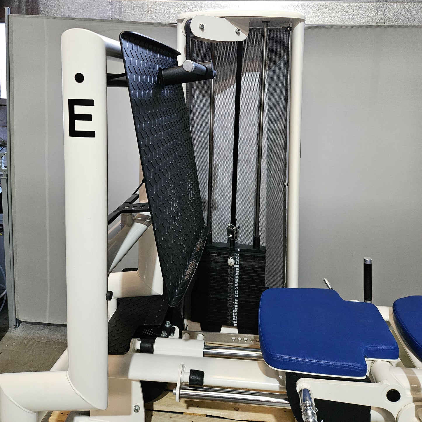 Gym80 Med80 3283 Funktionsstemme sitzend - liegend, 180kg Gewichtsblock, Beinpresse verstellbar, Farbe Weiß, gebraucht - überholter Zustand