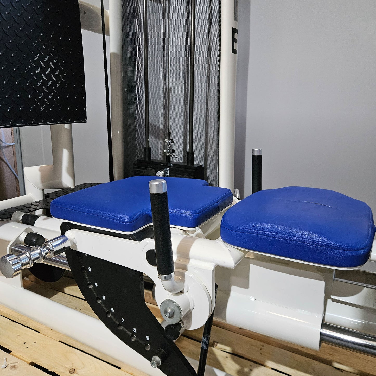 Gym80 Med80 3283 Funktionsstemme sitzend - liegend, 180kg Gewichtsblock, Beinpresse verstellbar, Farbe Weiß, gebraucht - überholter Zustand