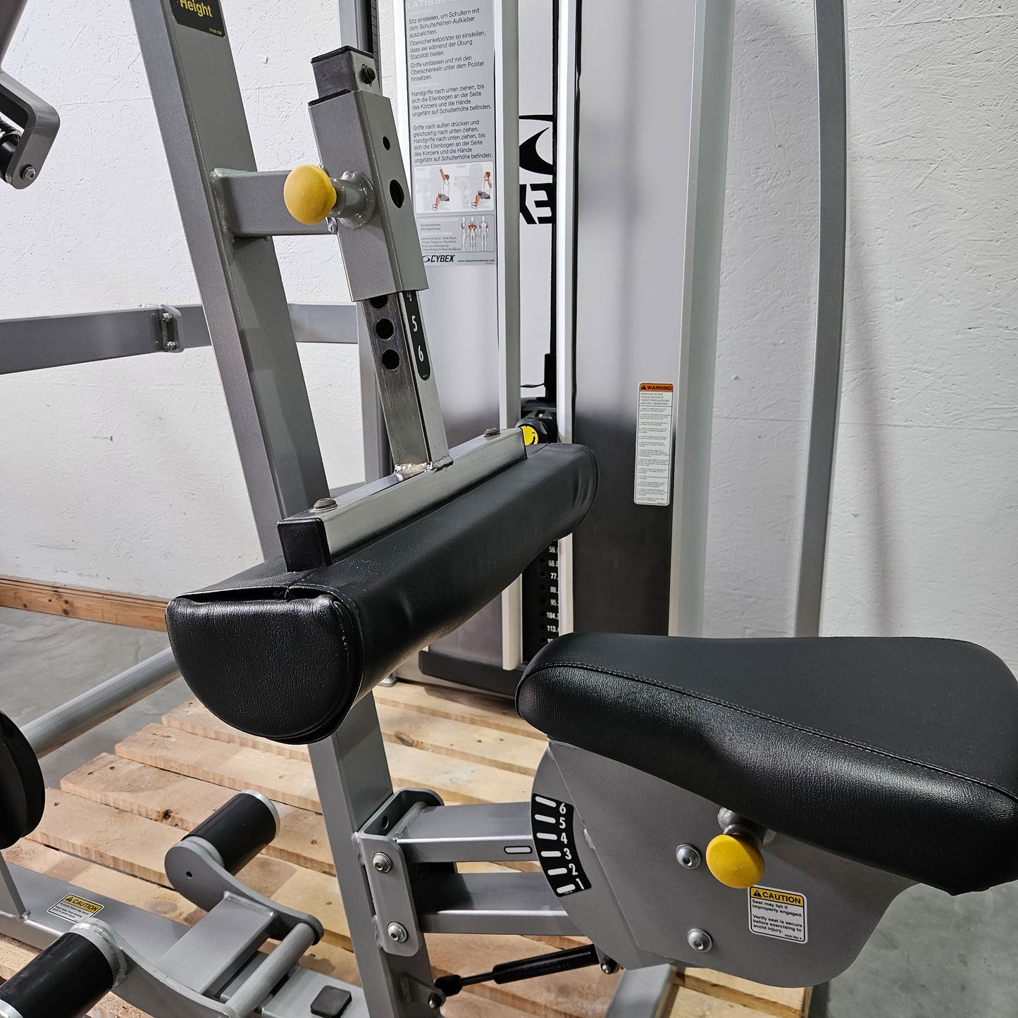Cybex Eagle Lat Pulldown, Latzug Bilateral, großer 131kg Gewichtsblock, Rahmenfarbe Silber, gebraucht - überholter Zustand