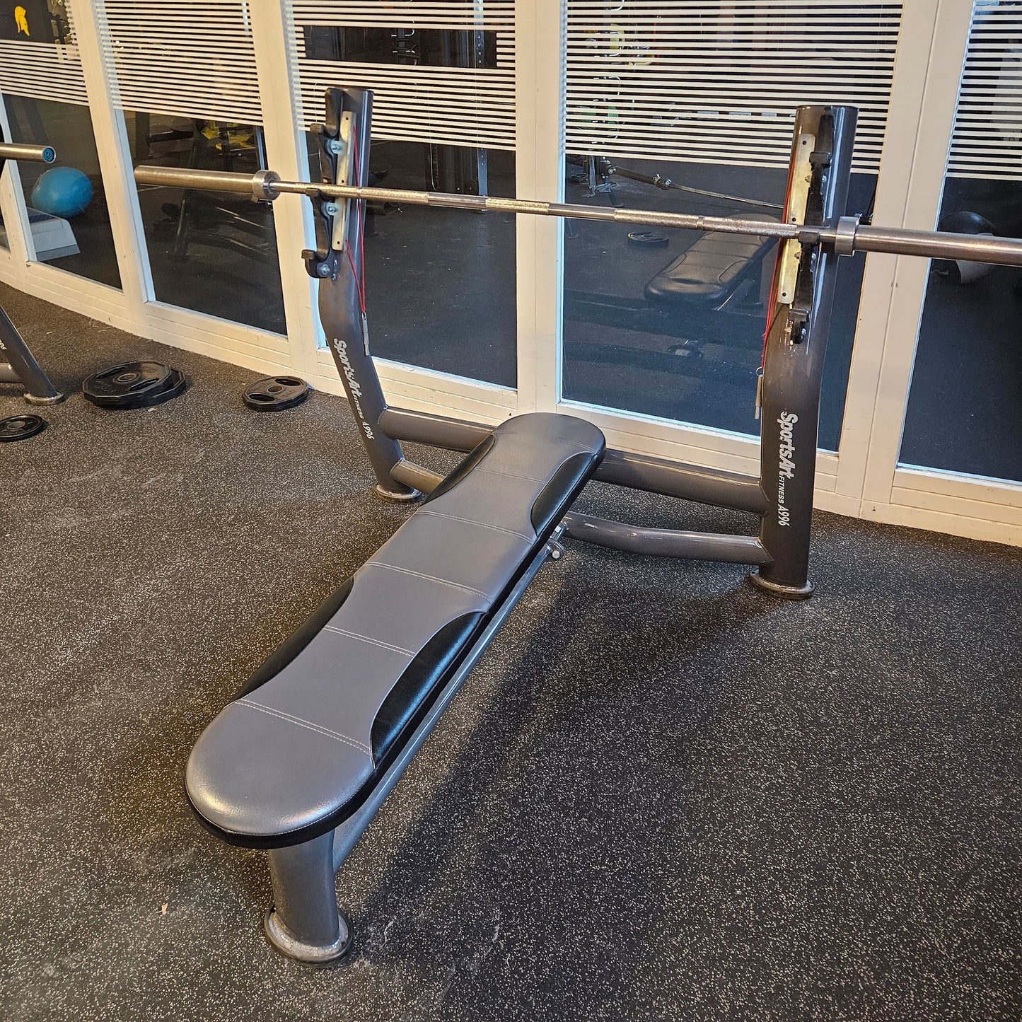 SportsArt komplette Fitnessstudio Ausstattung - 75 Fitnessgeräte im Set - Kraftgeräte, Cardiogeräte, Bänke, Racks etc - Rahmen Anthrazit, gebraucht - überholter Zustand