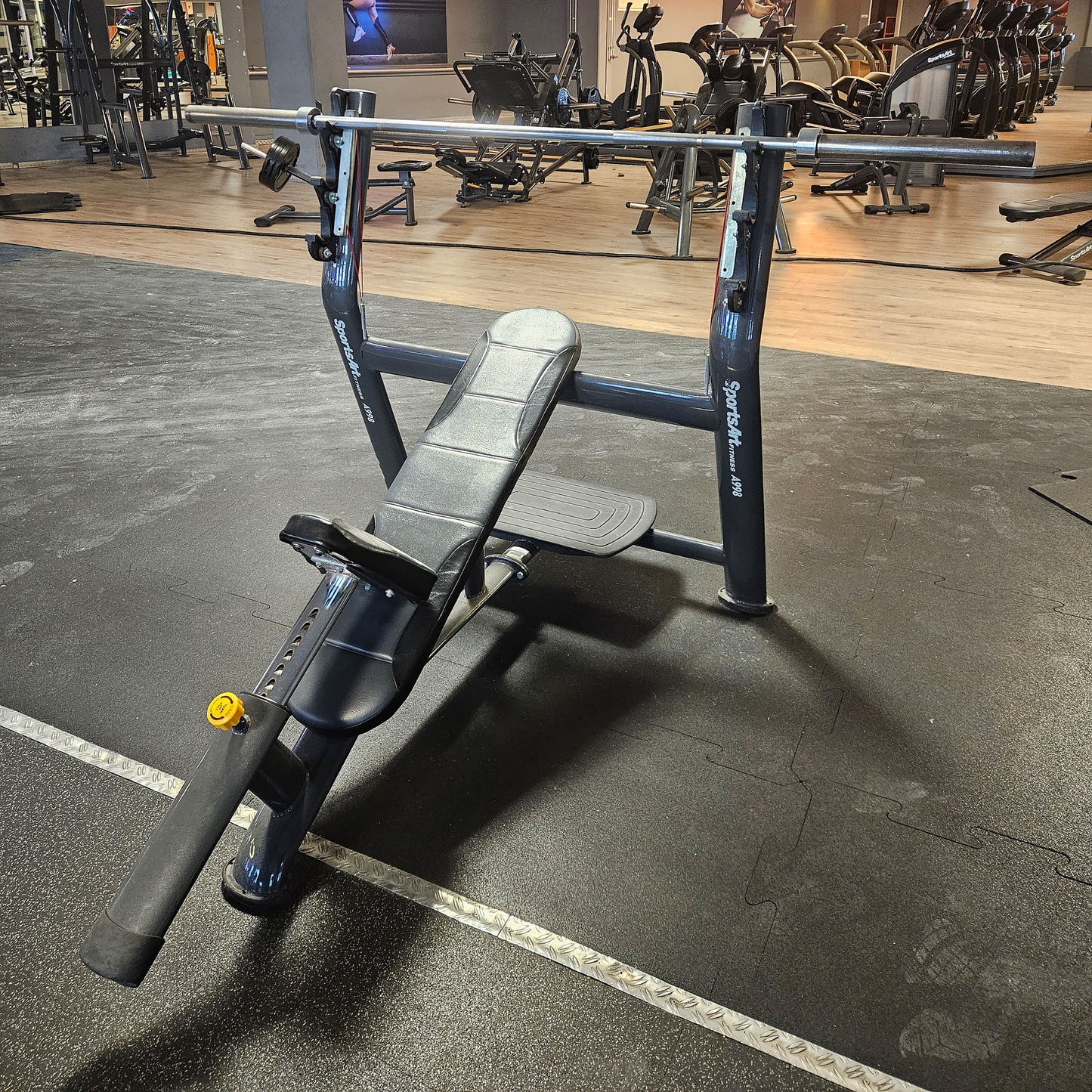 SportsArt komplette Fitnessstudio Ausstattung - 75 Fitnessgeräte im Set - Kraftgeräte, Cardiogeräte, Bänke, Racks etc - Rahmen Anthrazit, gebraucht - überholter Zustand