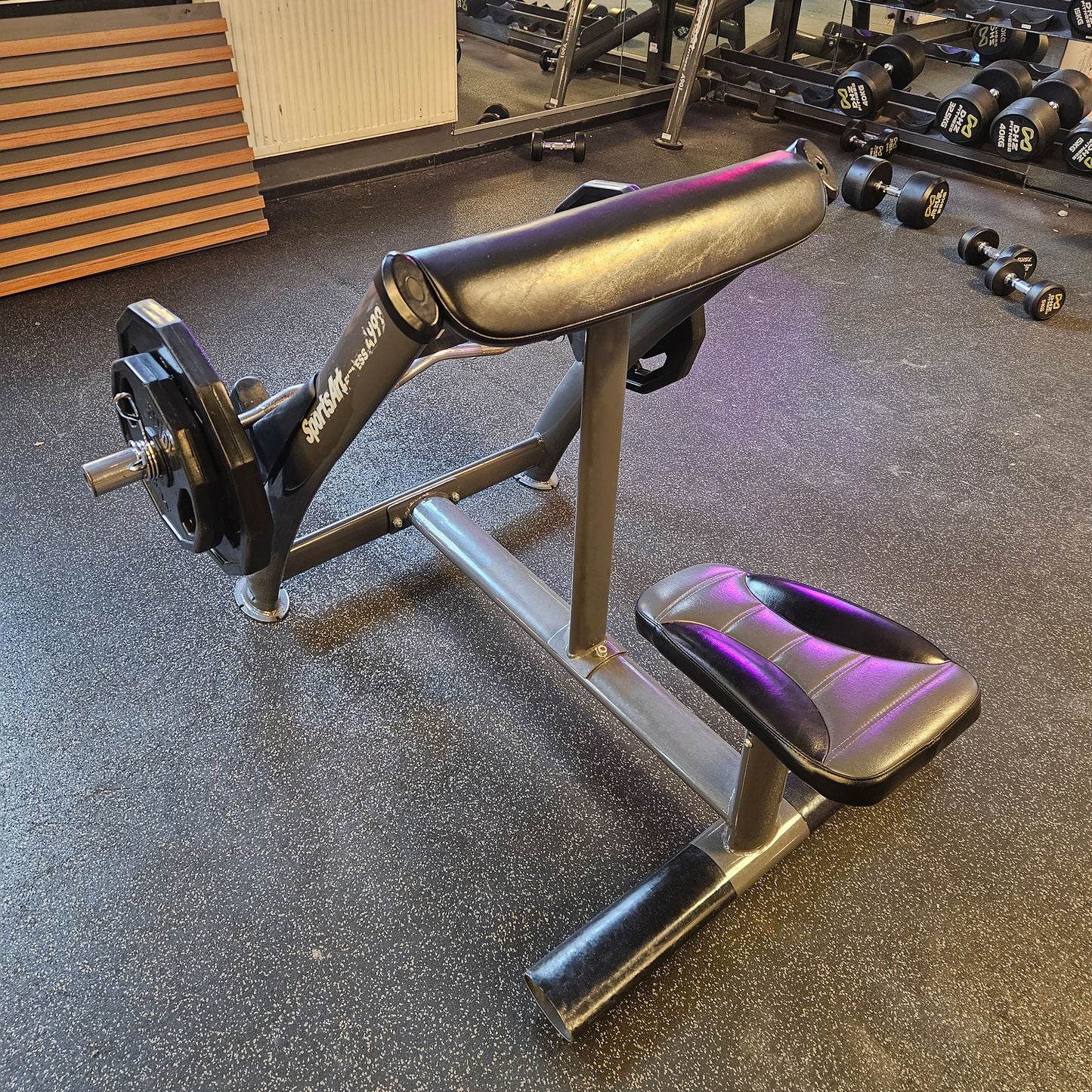 SportsArt komplette Fitnessstudio Ausstattung - 75 Fitnessgeräte im Set - Kraftgeräte, Cardiogeräte, Bänke, Racks etc - Rahmen Anthrazit, gebraucht - überholter Zustand