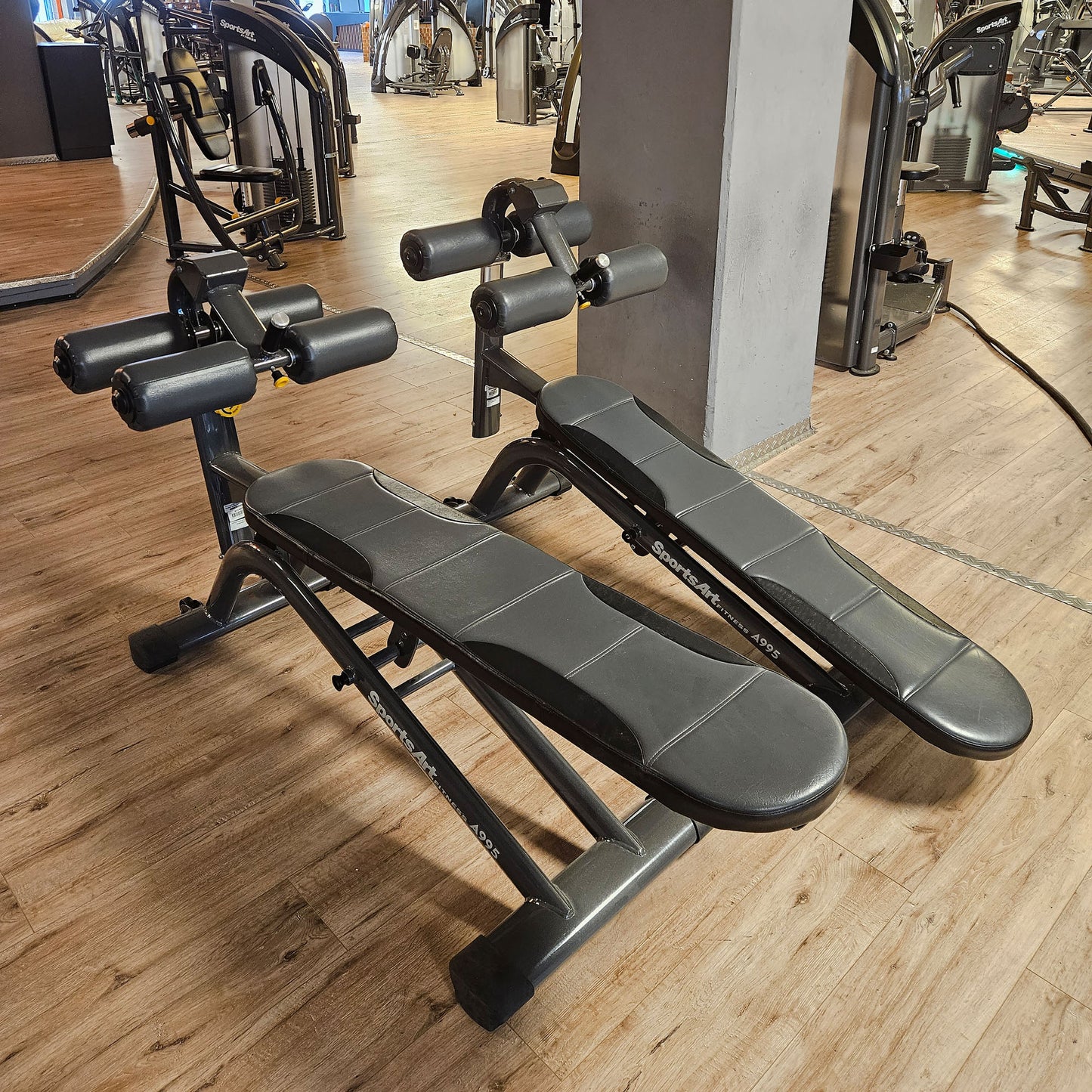 SportsArt komplette Fitnessstudio Ausstattung - 75 Fitnessgeräte im Set - Kraftgeräte, Cardiogeräte, Bänke, Racks etc - Rahmen Anthrazit, gebraucht - überholter Zustand