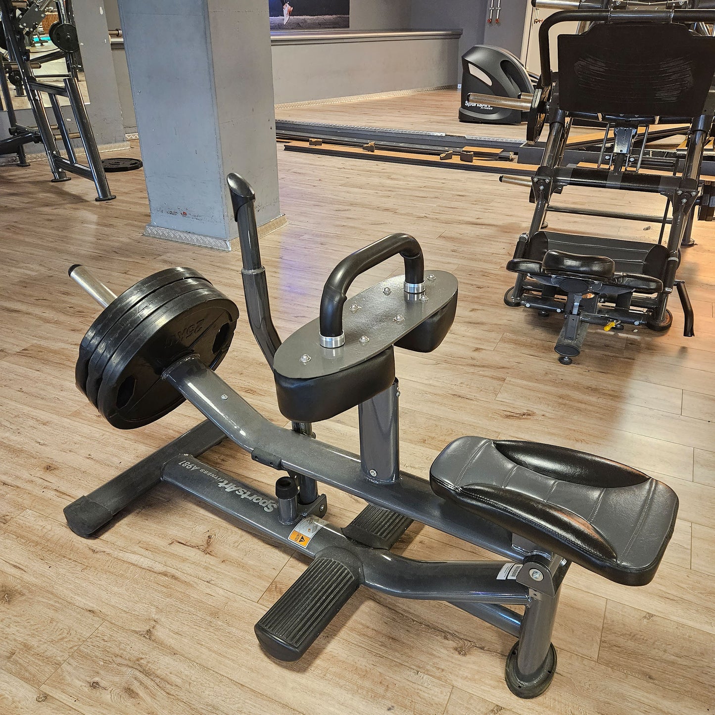 SportsArt komplette Fitnessstudio Ausstattung - 75 Fitnessgeräte im Set - Kraftgeräte, Cardiogeräte, Bänke, Racks etc - Rahmen Anthrazit, gebraucht - überholter Zustand