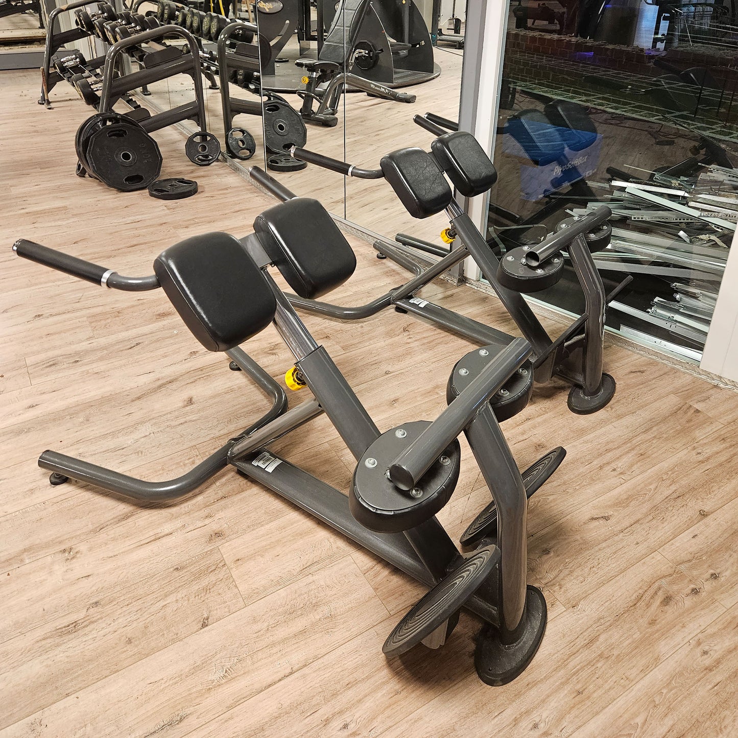 SportsArt komplette Fitnessstudio Ausstattung - 75 Fitnessgeräte im Set - Kraftgeräte, Cardiogeräte, Bänke, Racks etc - Rahmen Anthrazit, gebraucht - überholter Zustand