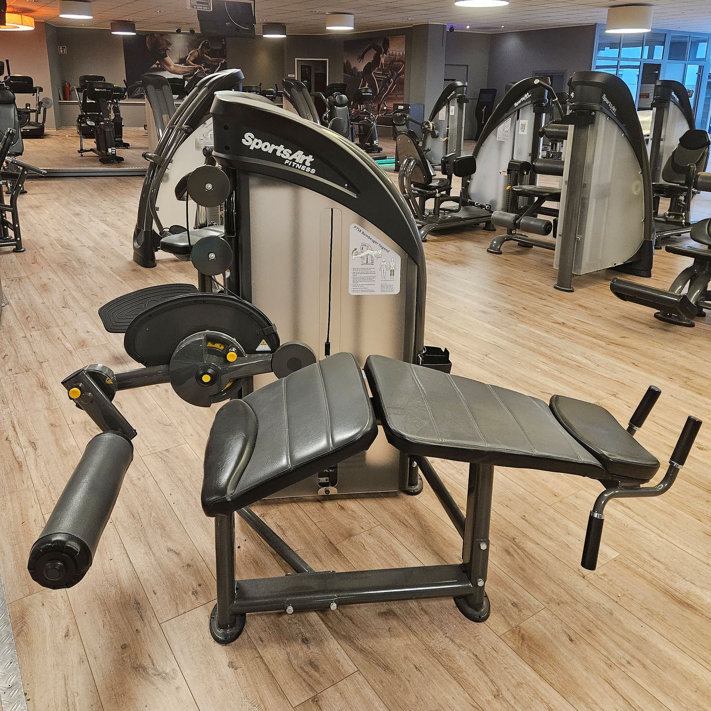 SportsArt komplette Fitnessstudio Ausstattung - 75 Fitnessgeräte im Set - Kraftgeräte, Cardiogeräte, Bänke, Racks etc - Rahmen Anthrazit, gebraucht - überholter Zustand