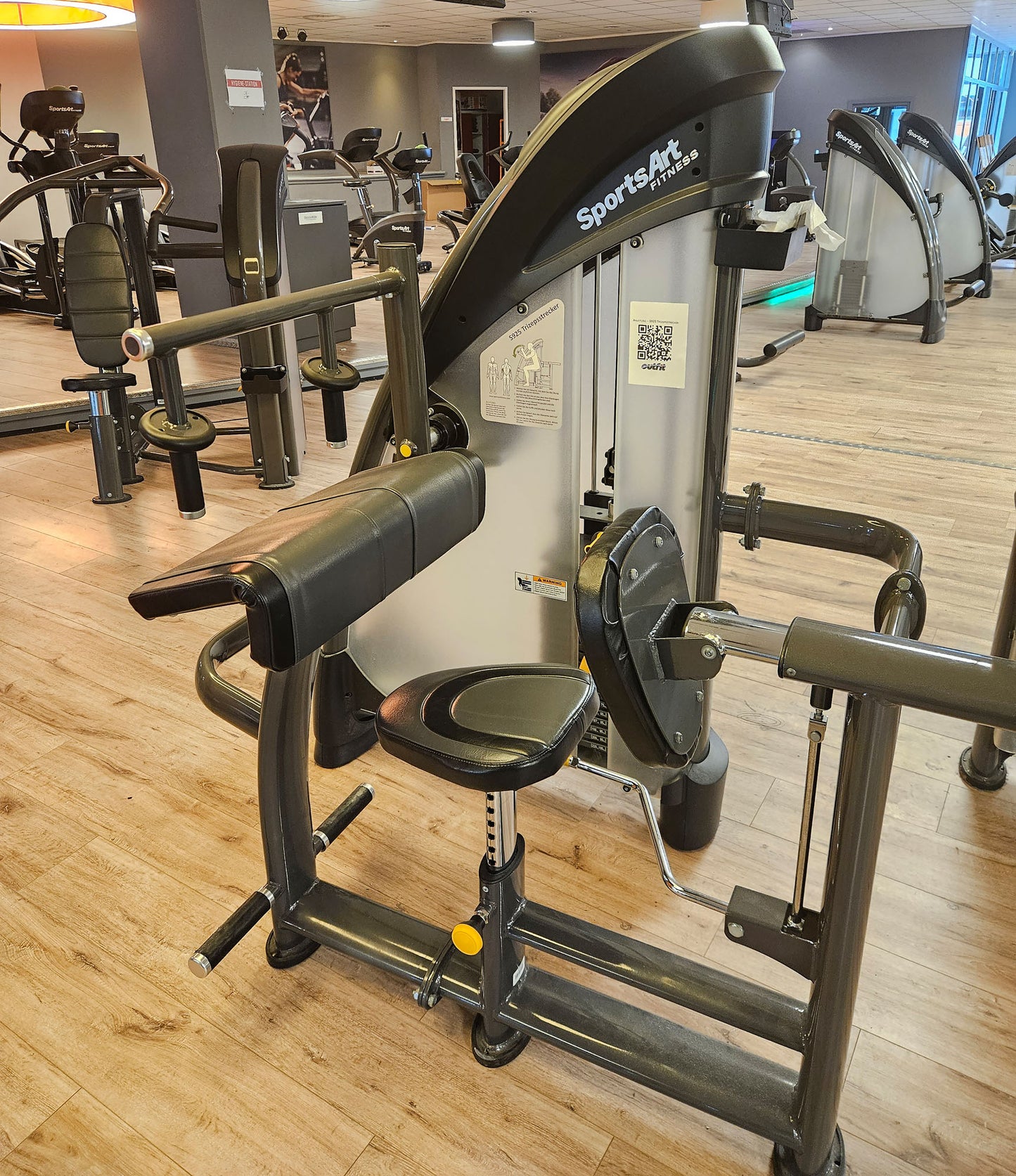 SportsArt komplette Fitnessstudio Ausstattung - 75 Fitnessgeräte im Set - Kraftgeräte, Cardiogeräte, Bänke, Racks etc - Rahmen Anthrazit, gebraucht - überholter Zustand