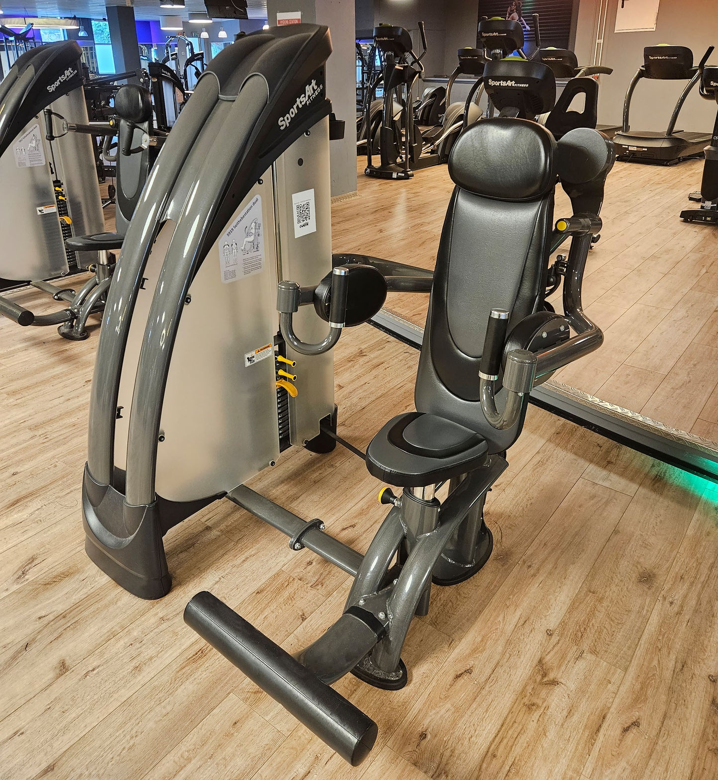 SportsArt komplette Fitnessstudio Ausstattung - 75 Fitnessgeräte im Set - Kraftgeräte, Cardiogeräte, Bänke, Racks etc - Rahmen Anthrazit, gebraucht - überholter Zustand