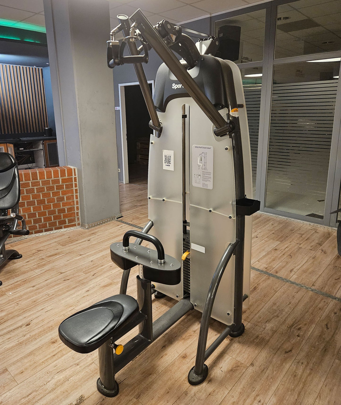 SportsArt komplette Fitnessstudio Ausstattung - 75 Fitnessgeräte im Set - Kraftgeräte, Cardiogeräte, Bänke, Racks etc - Rahmen Anthrazit, gebraucht - überholter Zustand