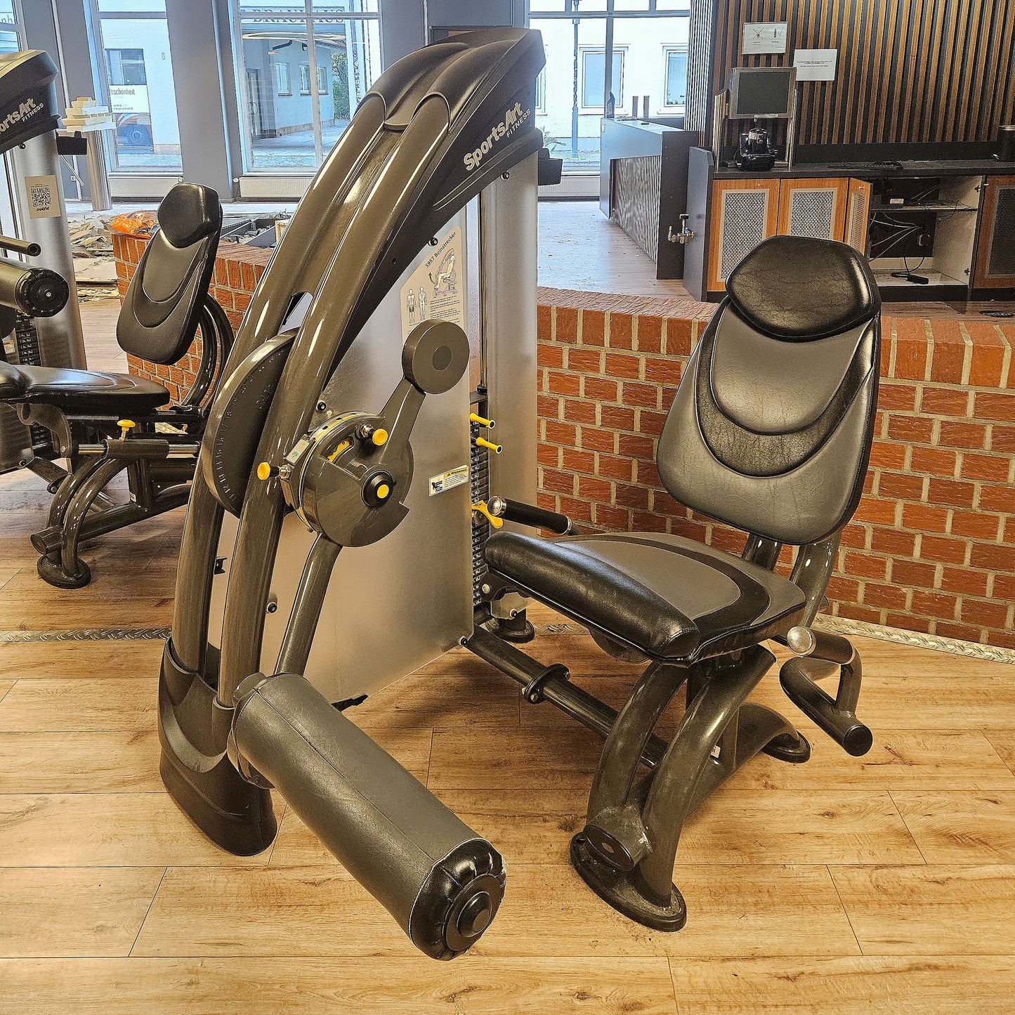 SportsArt komplette Fitnessstudio Ausstattung - 75 Fitnessgeräte im Set - Kraftgeräte, Cardiogeräte, Bänke, Racks etc - Rahmen Anthrazit, gebraucht - überholter Zustand