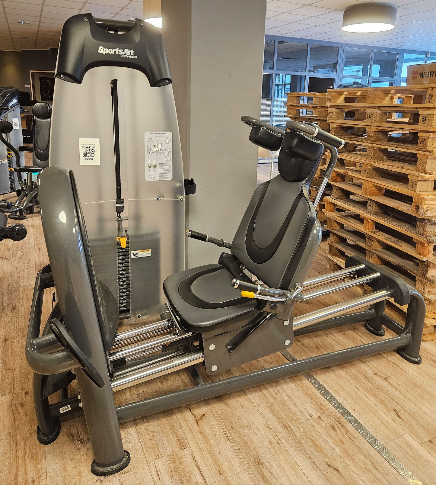 SportsArt komplette Fitnessstudio Ausstattung - 75 Fitnessgeräte im Set - Kraftgeräte, Cardiogeräte, Bänke, Racks etc - Rahmen Anthrazit, gebraucht - überholter Zustand