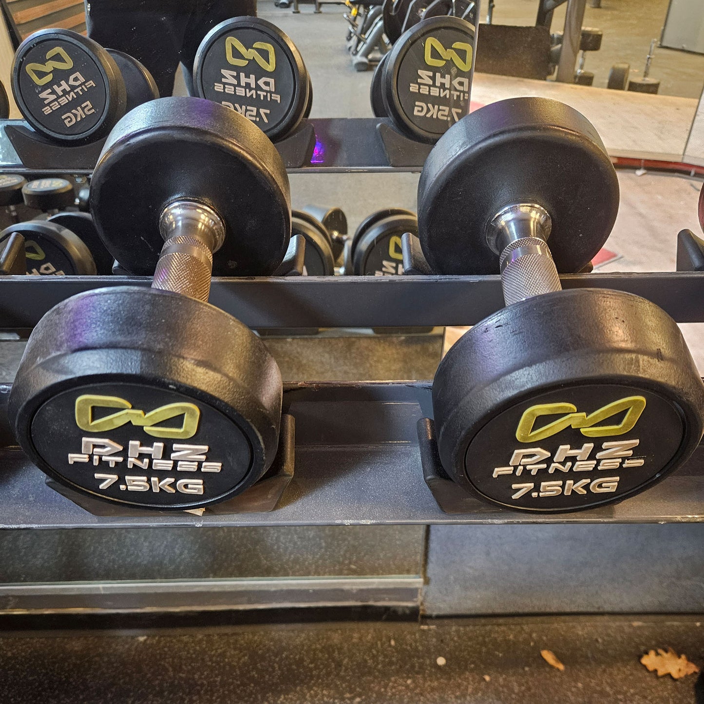 DHZ Gummi Kurzhantelsatz von 2,5 bis 20kg in 2,5kg Stufen ( 8 Paare ) Farbe Schwarz, optional mit  Ständer, gebraucht mit optischen Gebrauchsspuren