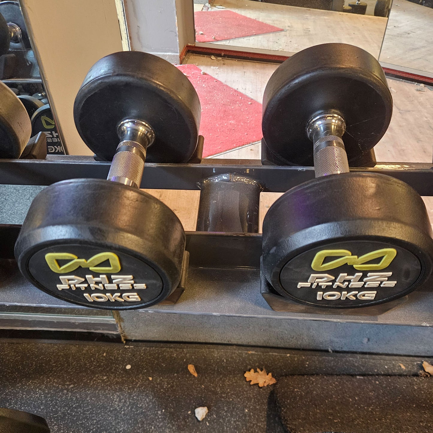 DHZ Gummi Kurzhantelsatz von 2,5 bis 20kg in 2,5kg Stufen ( 8 Paare ) Farbe Schwarz, optional mit  Ständer, gebraucht mit optischen Gebrauchsspuren