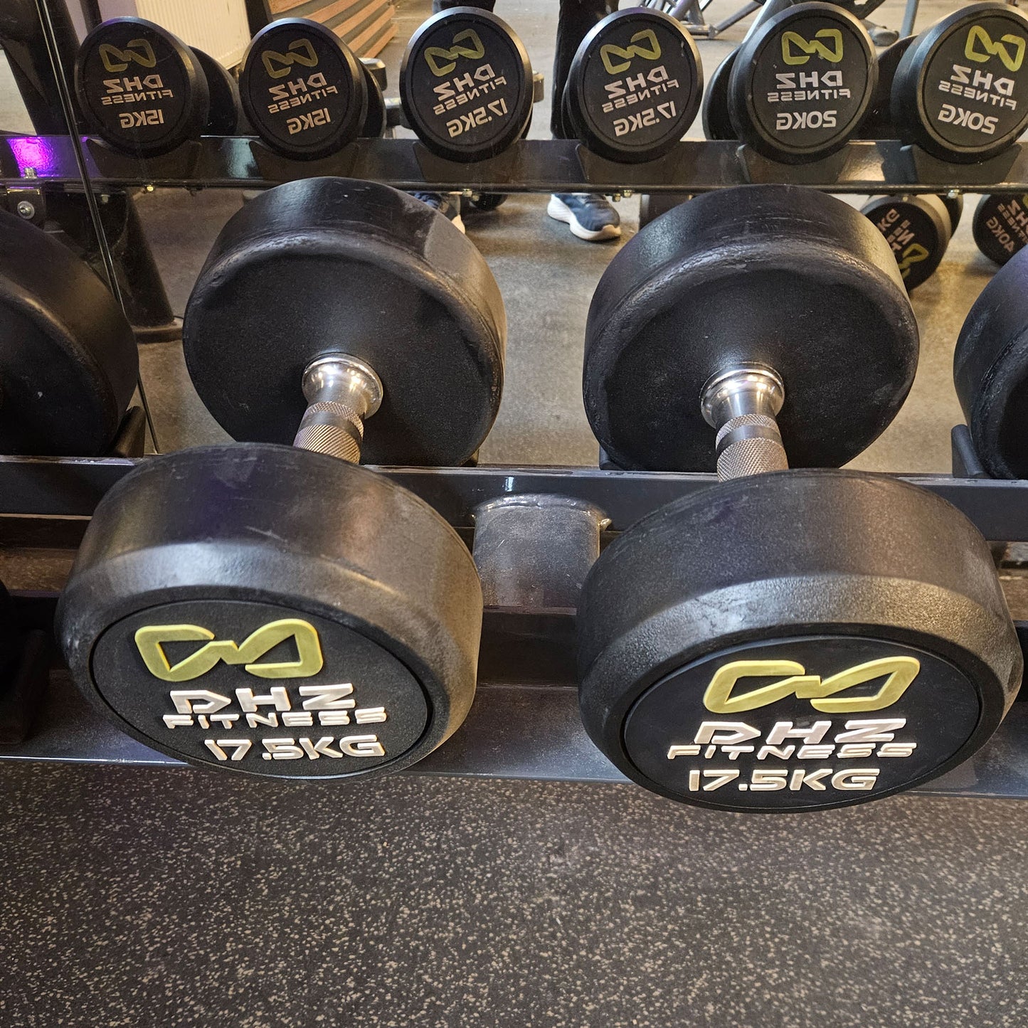 DHZ Gummi Kurzhantelsatz von 2,5 bis 20kg in 2,5kg Stufen ( 8 Paare ) Farbe Schwarz, optional mit  Ständer, gebraucht mit optischen Gebrauchsspuren