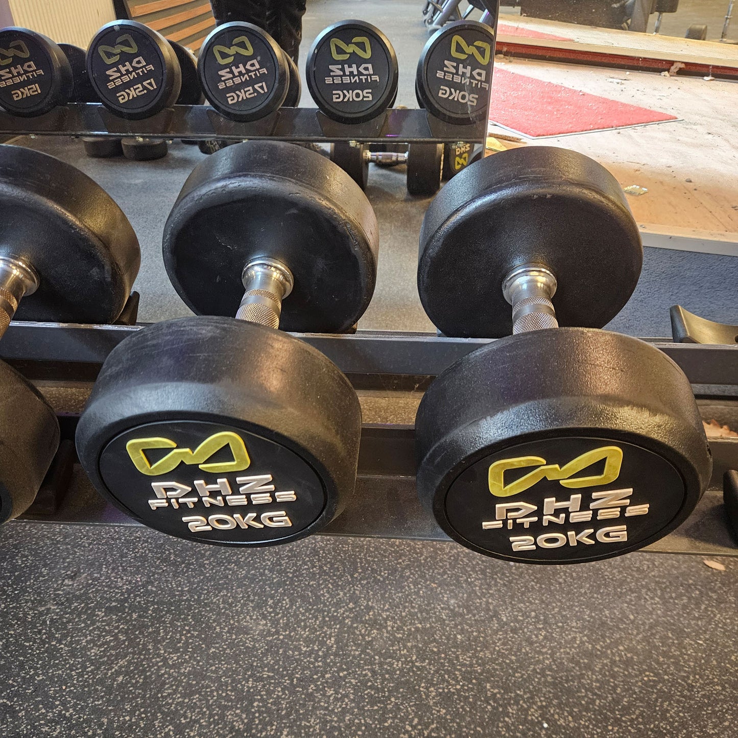 DHZ Gummi Kurzhantelsatz von 2,5 bis 20kg in 2,5kg Stufen ( 8 Paare ) Farbe Schwarz, optional mit  Ständer, gebraucht mit optischen Gebrauchsspuren