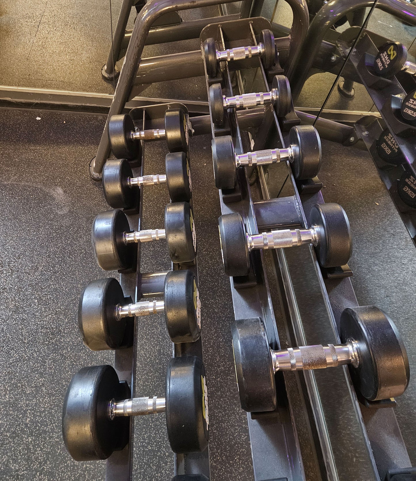 DHZ Gummi Kurzhantelsatz von 2,5 bis 20kg in 2,5kg Stufen ( 8 Paare ) Farbe Schwarz, optional mit  Ständer, gebraucht mit optischen Gebrauchsspuren