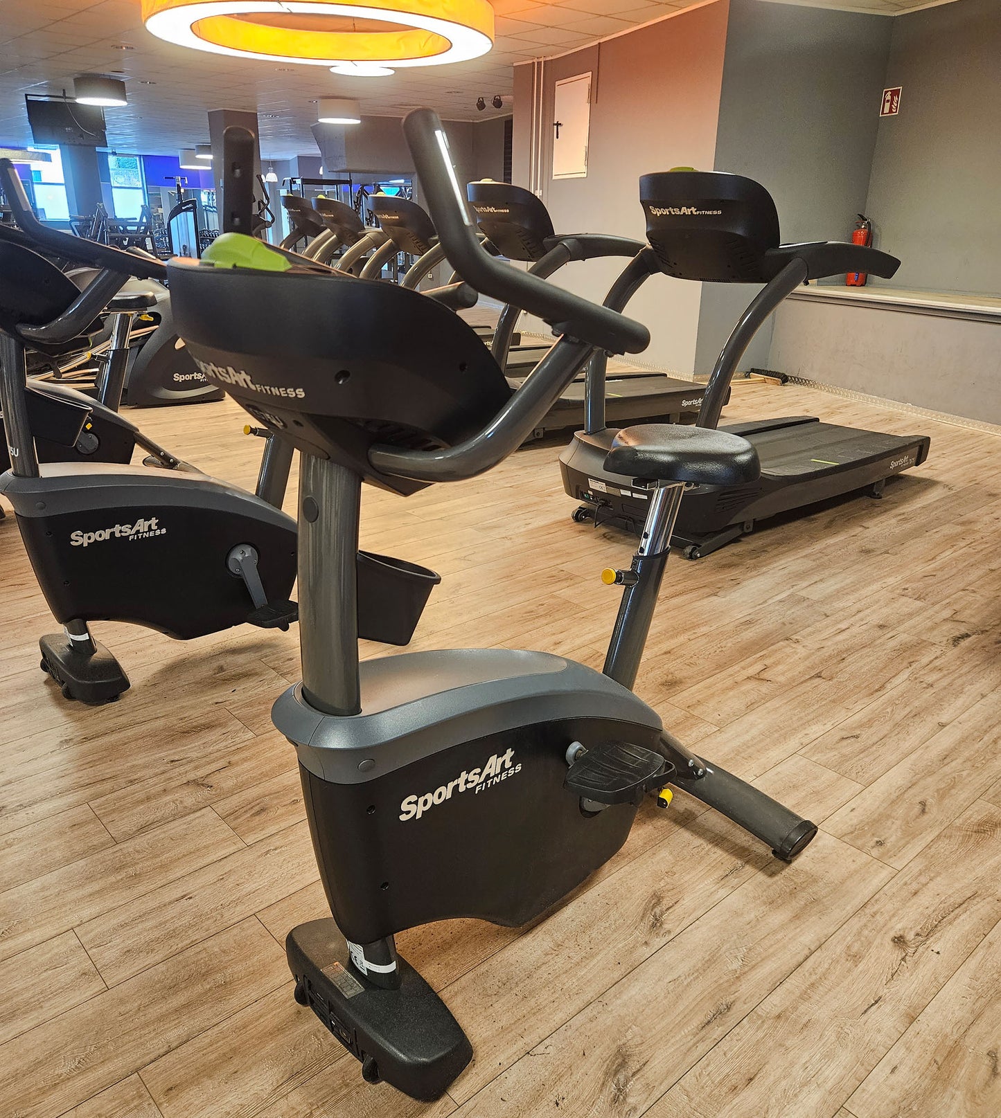 SportsArt komplette Fitnessstudio Ausstattung - 75 Fitnessgeräte im Set - Kraftgeräte, Cardiogeräte, Bänke, Racks etc - Rahmen Anthrazit, gebraucht - überholter Zustand