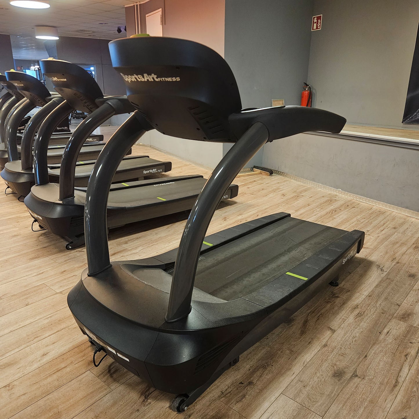 SportsArt komplette Fitnessstudio Ausstattung - 75 Fitnessgeräte im Set - Kraftgeräte, Cardiogeräte, Bänke, Racks etc - Rahmen Anthrazit, gebraucht - überholter Zustand