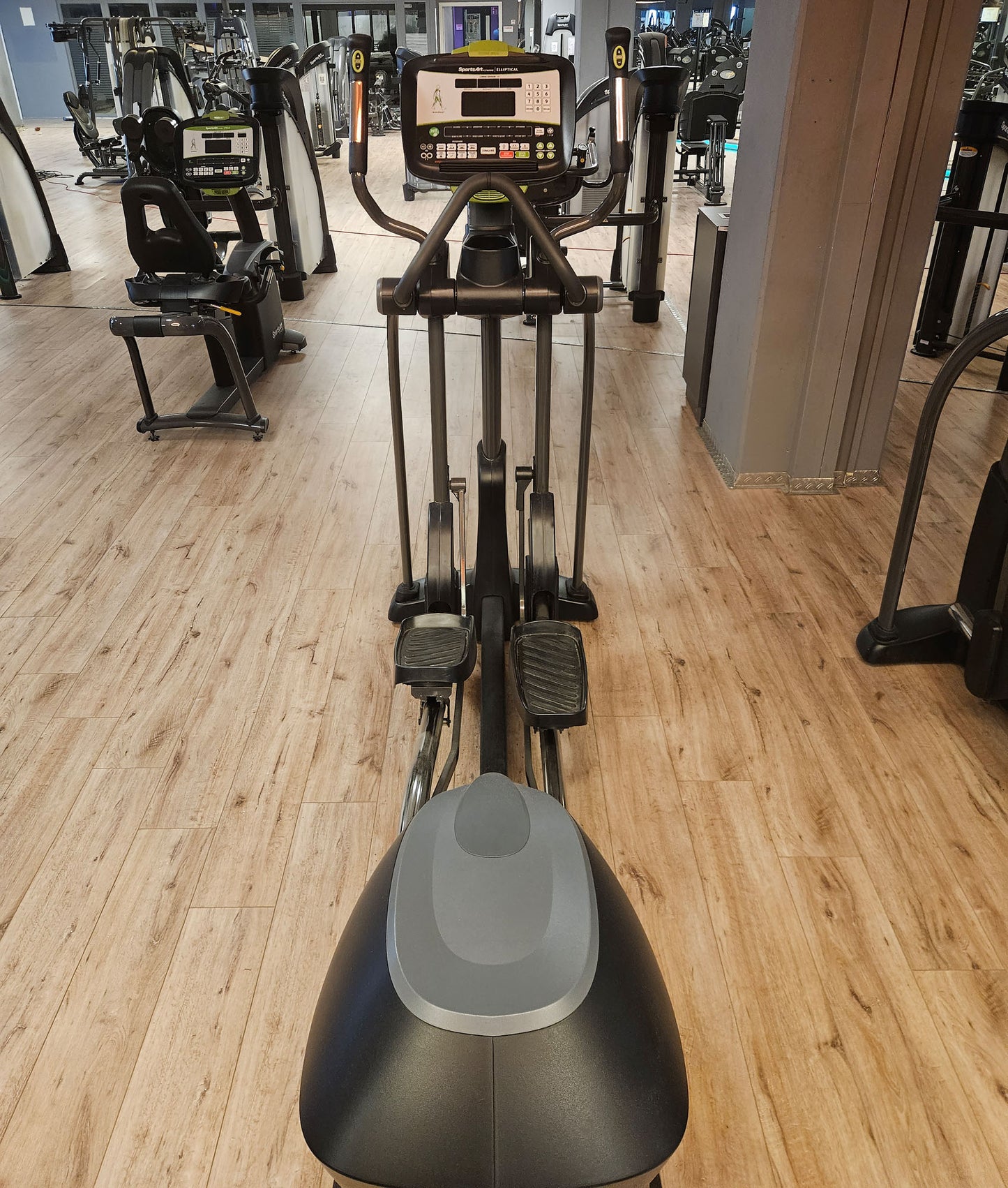 SportsArt komplette Fitnessstudio Ausstattung - 75 Fitnessgeräte im Set - Kraftgeräte, Cardiogeräte, Bänke, Racks etc - Rahmen Anthrazit, gebraucht - überholter Zustand